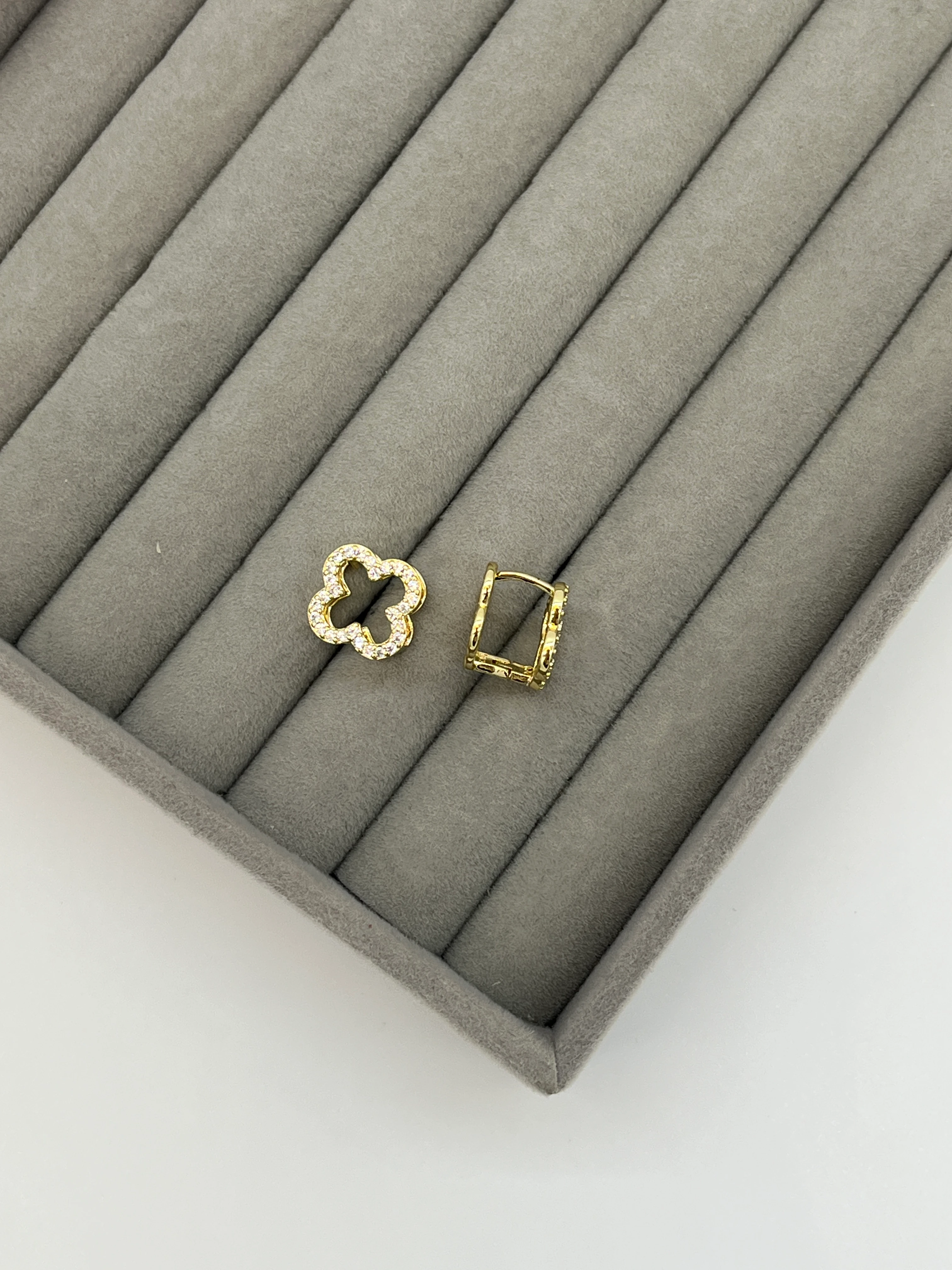 Taşlı yonca küpe - GOLD