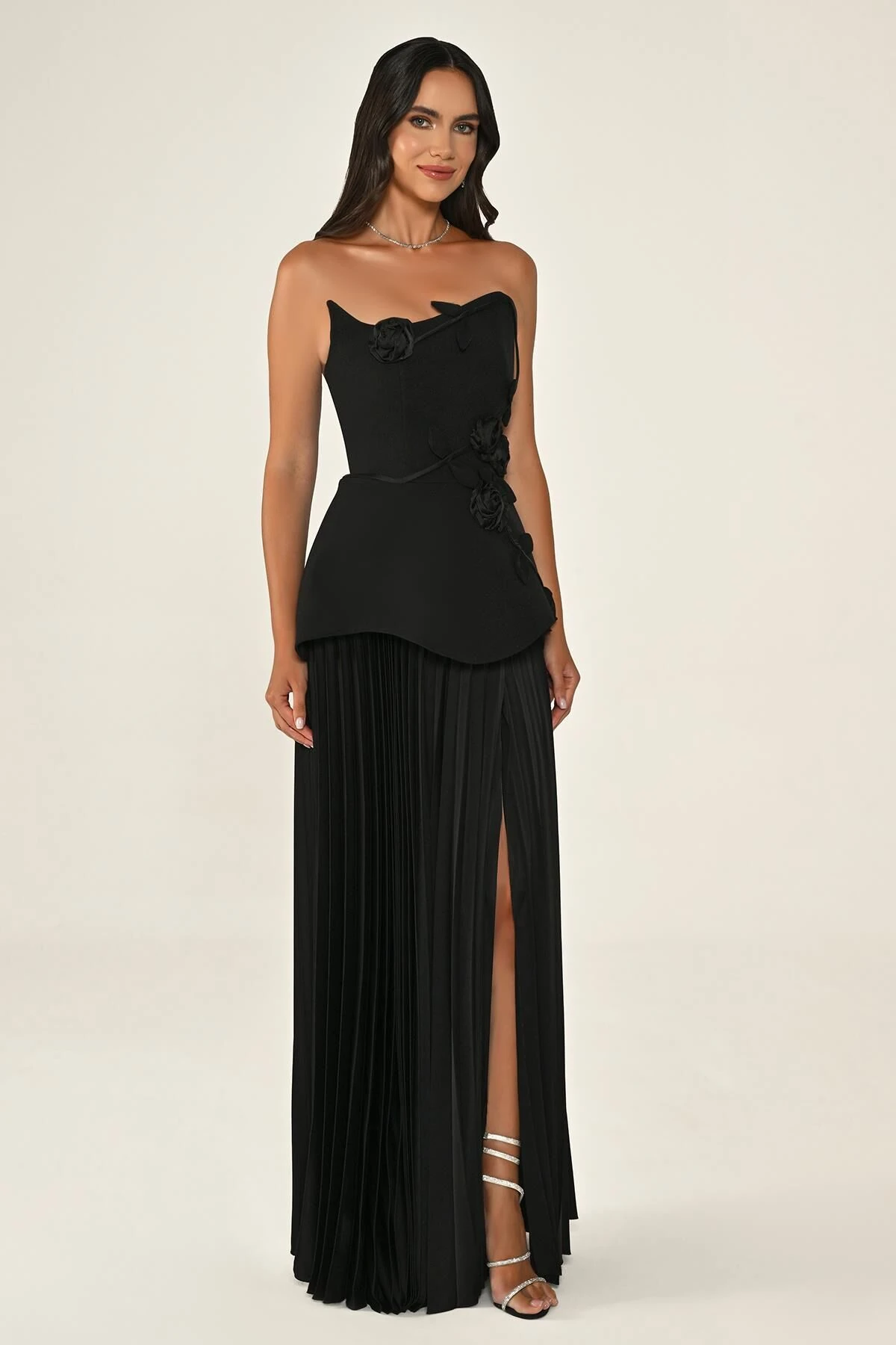 Straplez Çiçek Aksesuarlı Üstü Krep Eteği Piliseli Şifon Uzun Elbise 