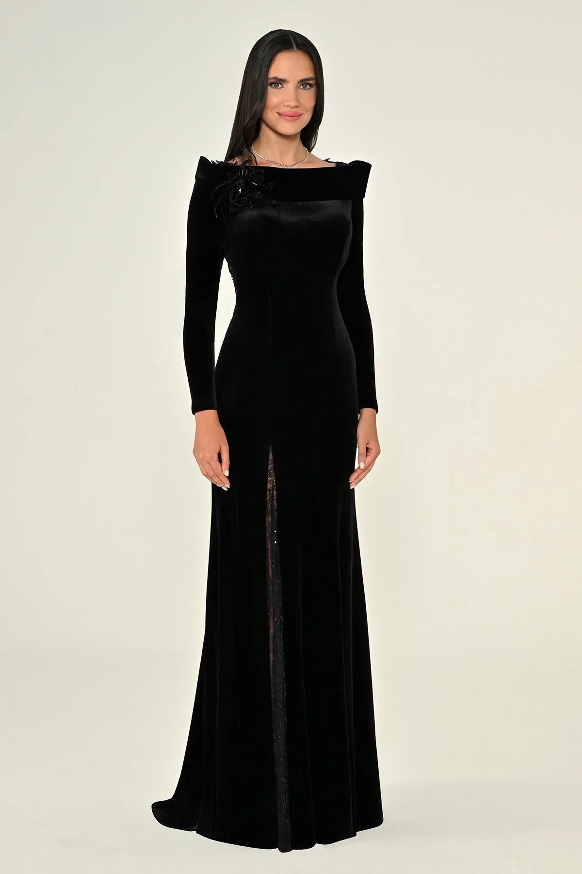 Uzun Kollu Sırt ve Yırmaç Dantel Kadife Uzun Elbise