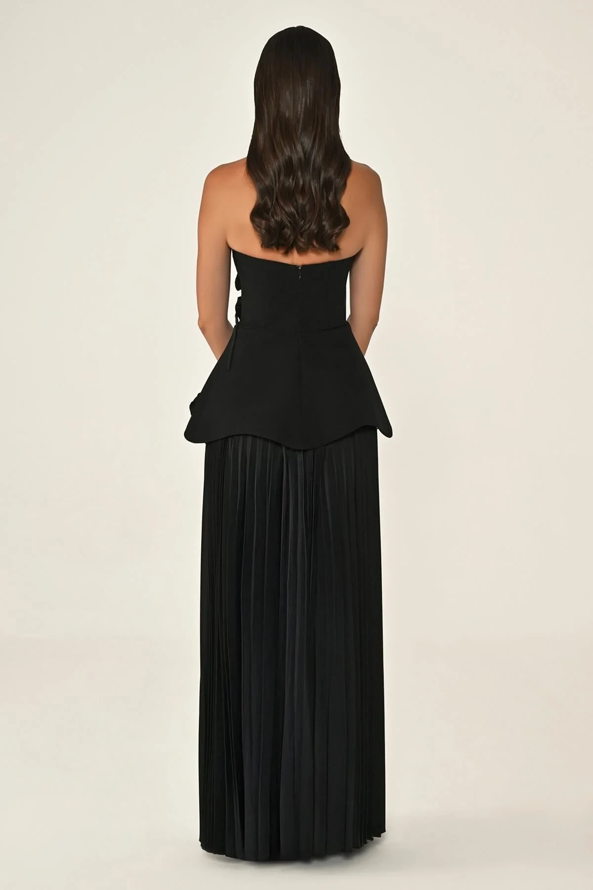 Straplez Çiçek Aksesuarlı Üstü Krep Eteği Piliseli Şifon Uzun Elbise 