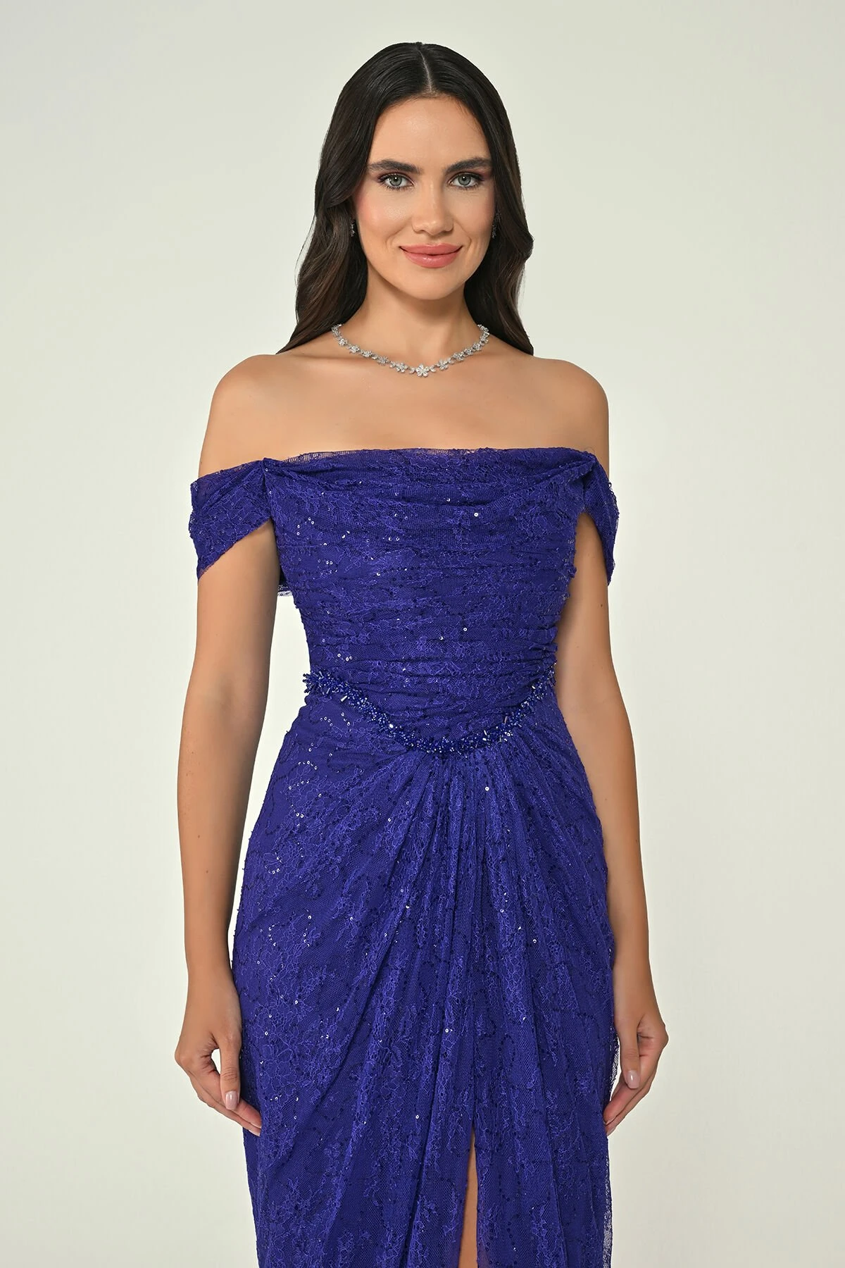 Düşük Omuz Drapeli Simli Dantel Uzun Elbise