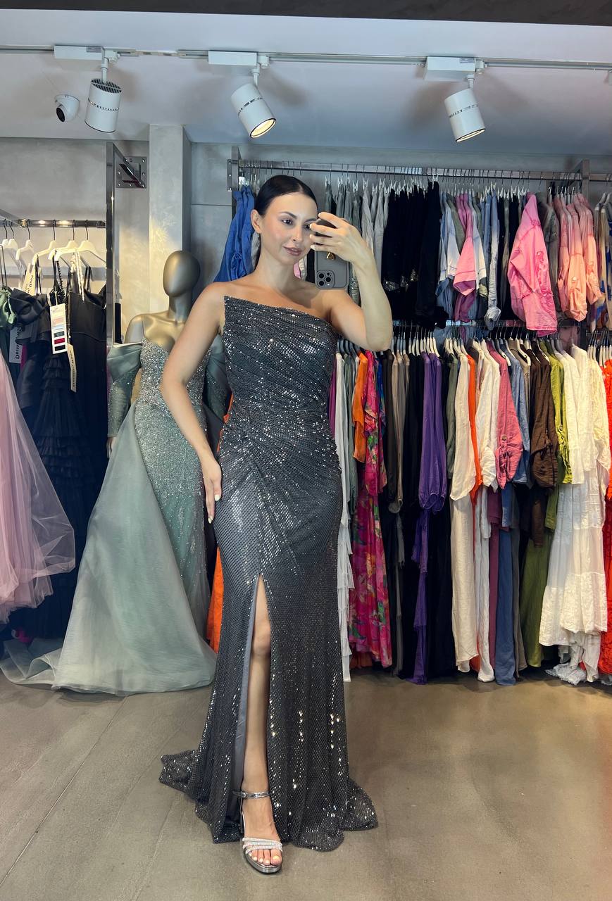 Straplez ve Yırtmaçlı Hasır Paletli Uzun Abiye Elbise