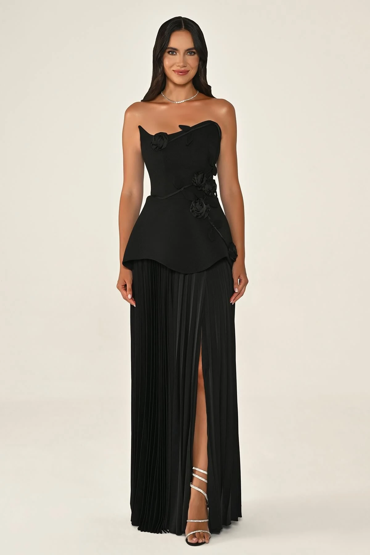 Straplez Çiçek Aksesuarlı Üstü Krep Eteği Piliseli Şifon Uzun Elbise 