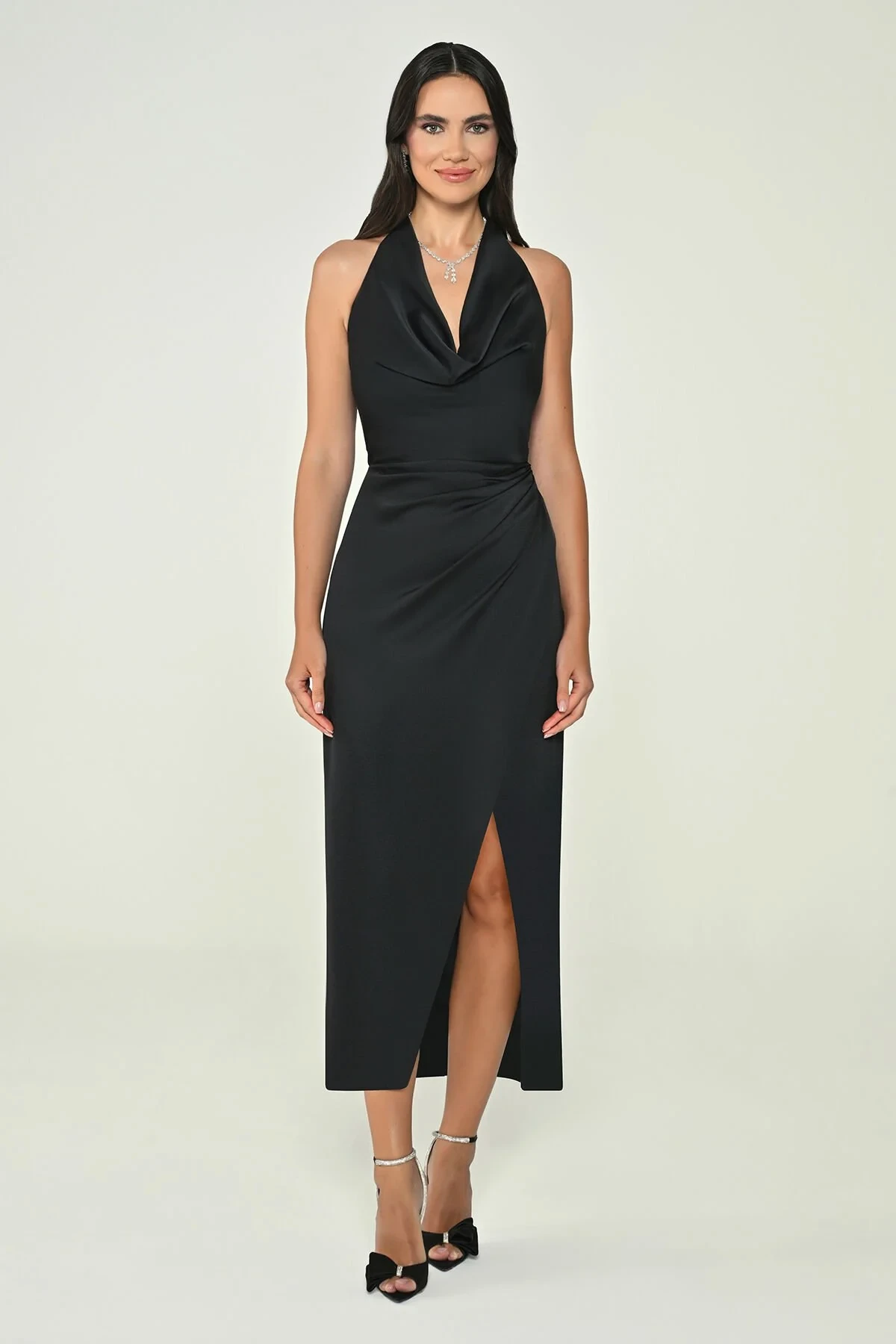 Boyundan Bağlamalı Önden Yırtmaçlı Saten Midi Elbise