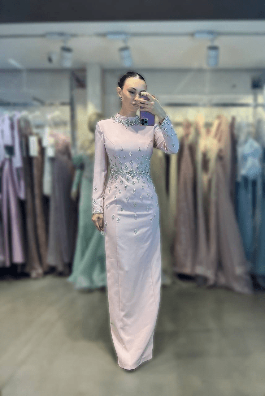 Taş İşlemeli Tesettür Abiye Elbise – Uzun Kollu, Dik Yaka,  Zarif Model