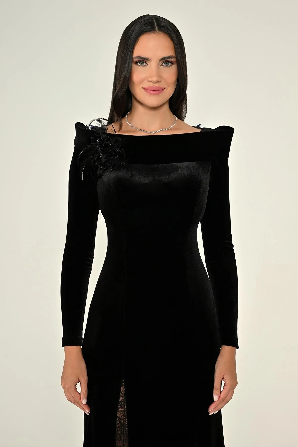 Uzun Kollu Sırt ve Yırmaç Dantel Kadife Uzun Elbise