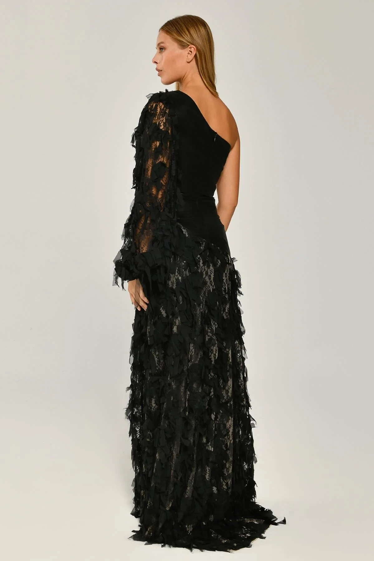 Tek Kol Beli Broşlu Yırtmaçlı Uzun Elbise