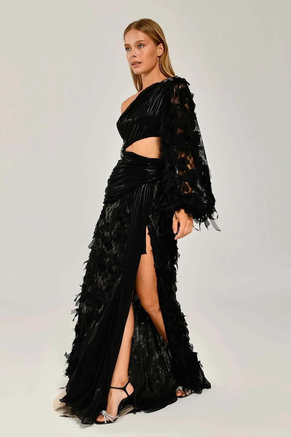 Tek Kol Beli Broşlu Yırtmaçlı Uzun Elbise