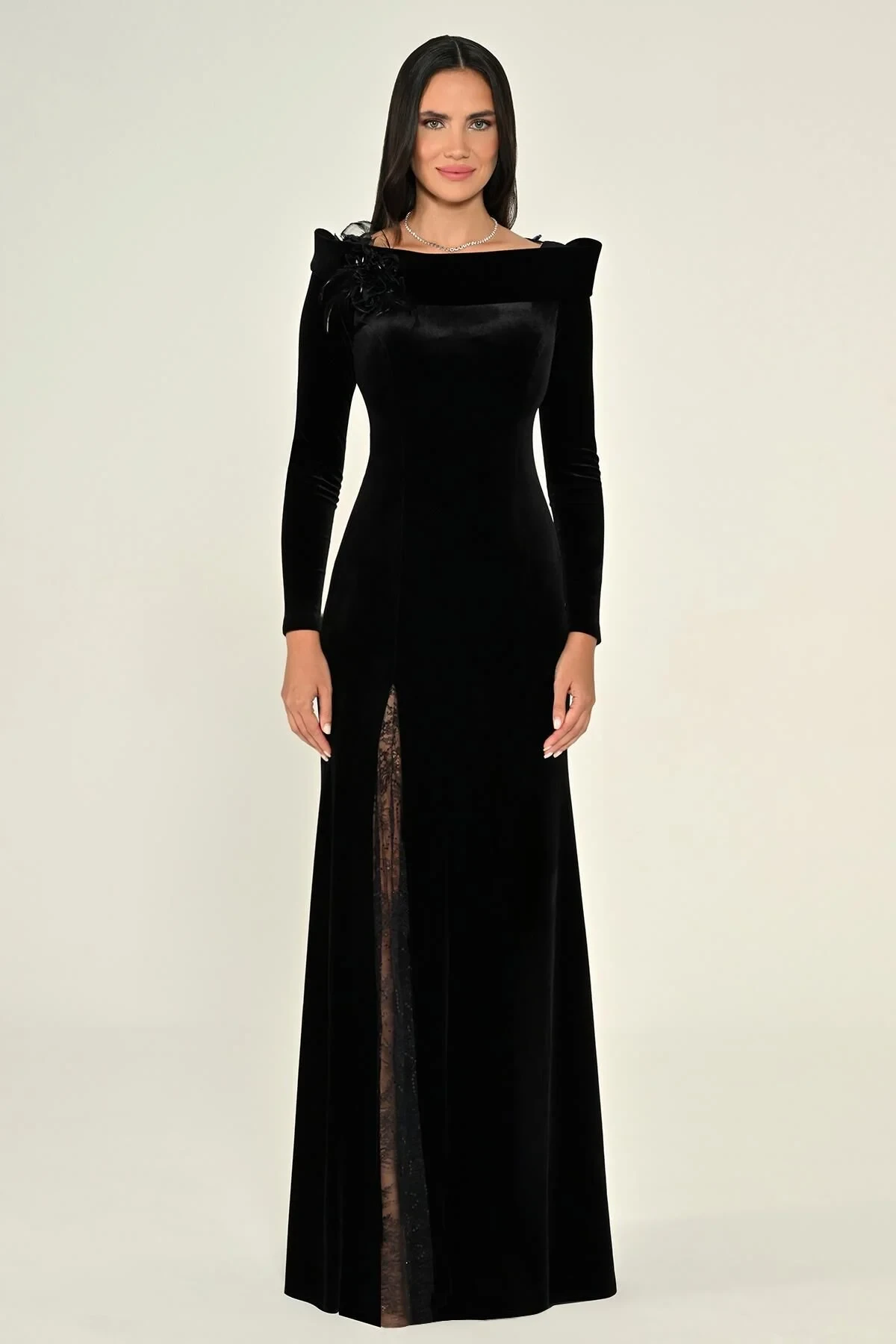 Uzun Kollu Sırt ve Yırmaç Dantel Kadife Uzun Elbise