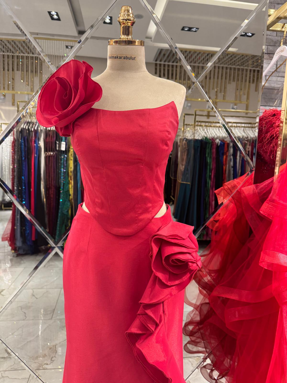 Tek Omuz Büyük Gül Detaylı Abiye Elbise