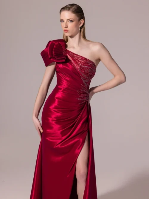 Asimetrik Kesim Göğsü İşlemeli Yırtmaçlı Balık Abiye Elbise