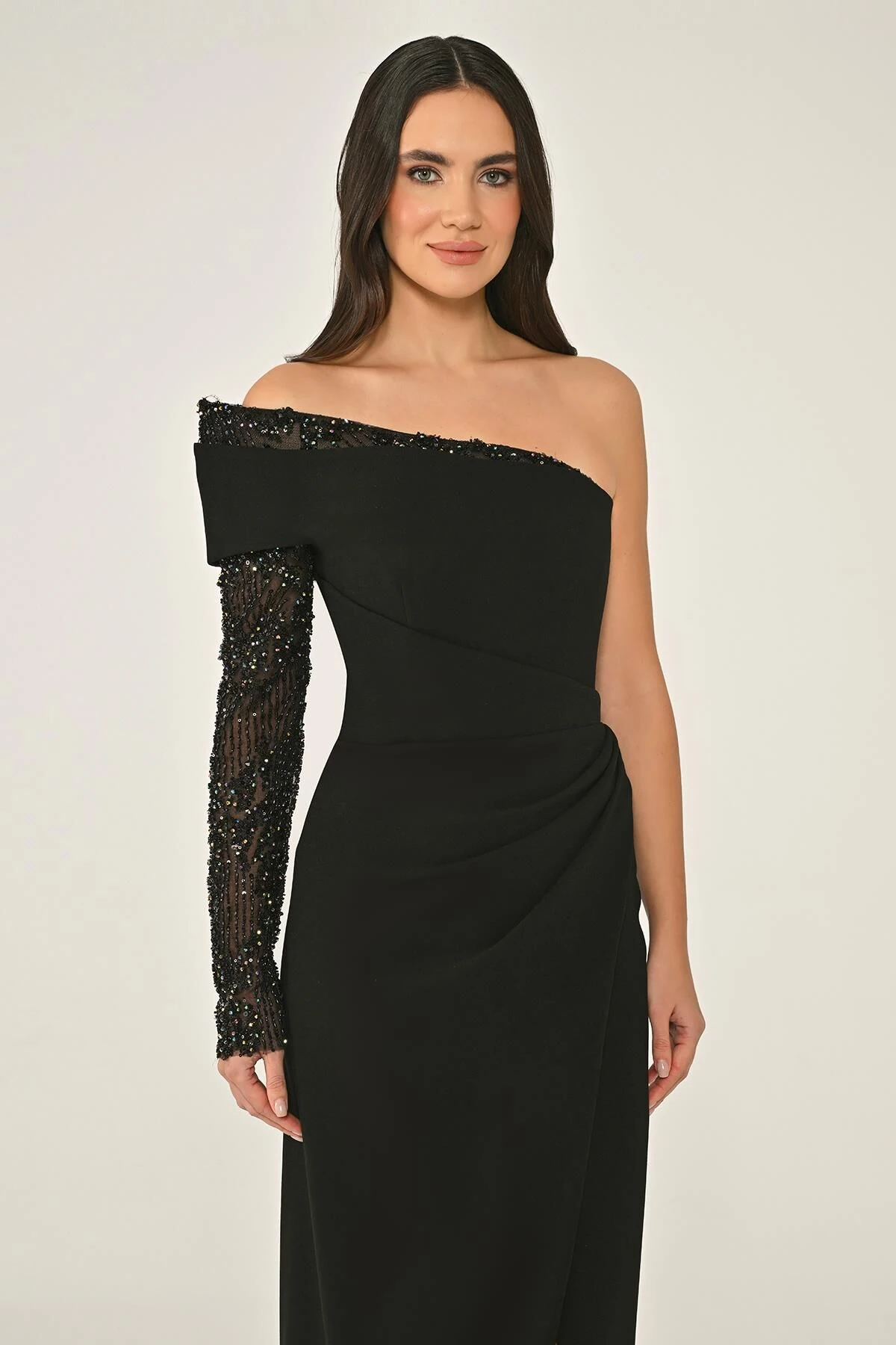 Boncuklu Tek Kollu Önden Yırtmaçlı Krep Uzun Elbise