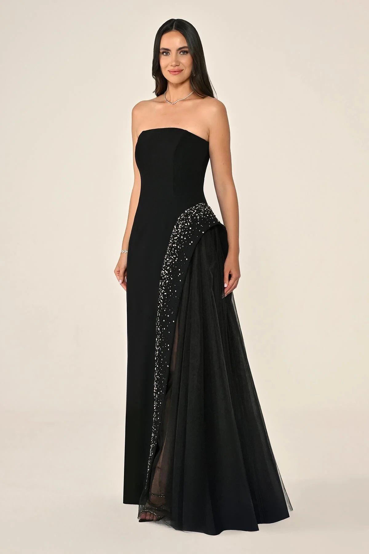 Straplez Eteği Taşlı Tüllü Krep Uzun Elbise