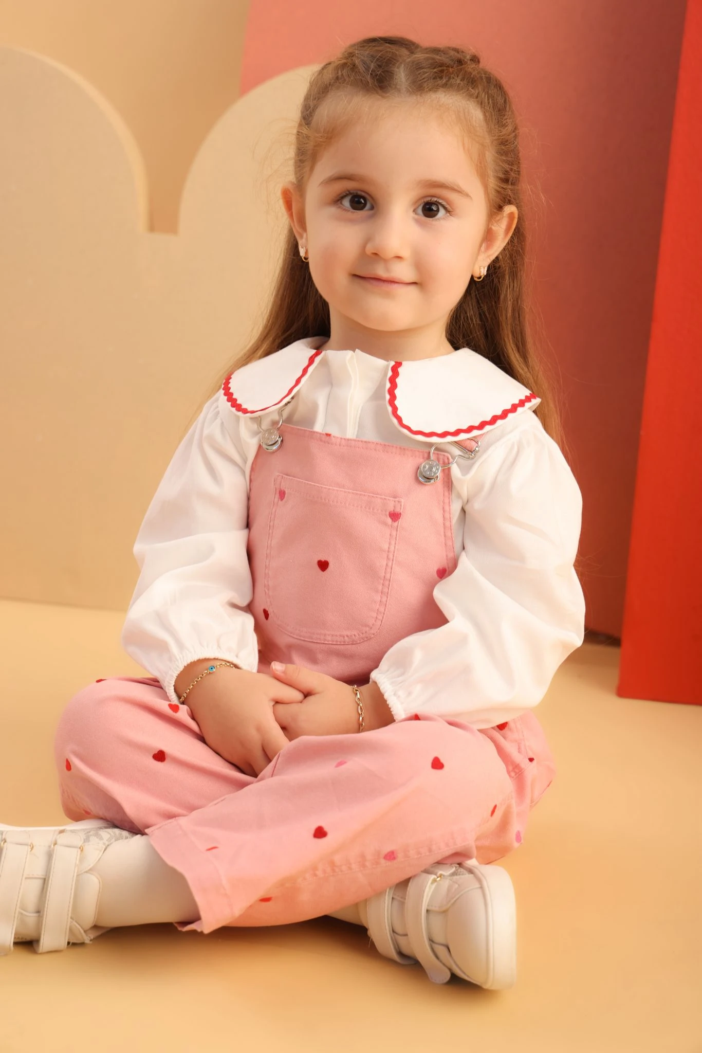 Kalpli Pembe Denim Salopet ve Kırmızı Su Taşı Gömlek