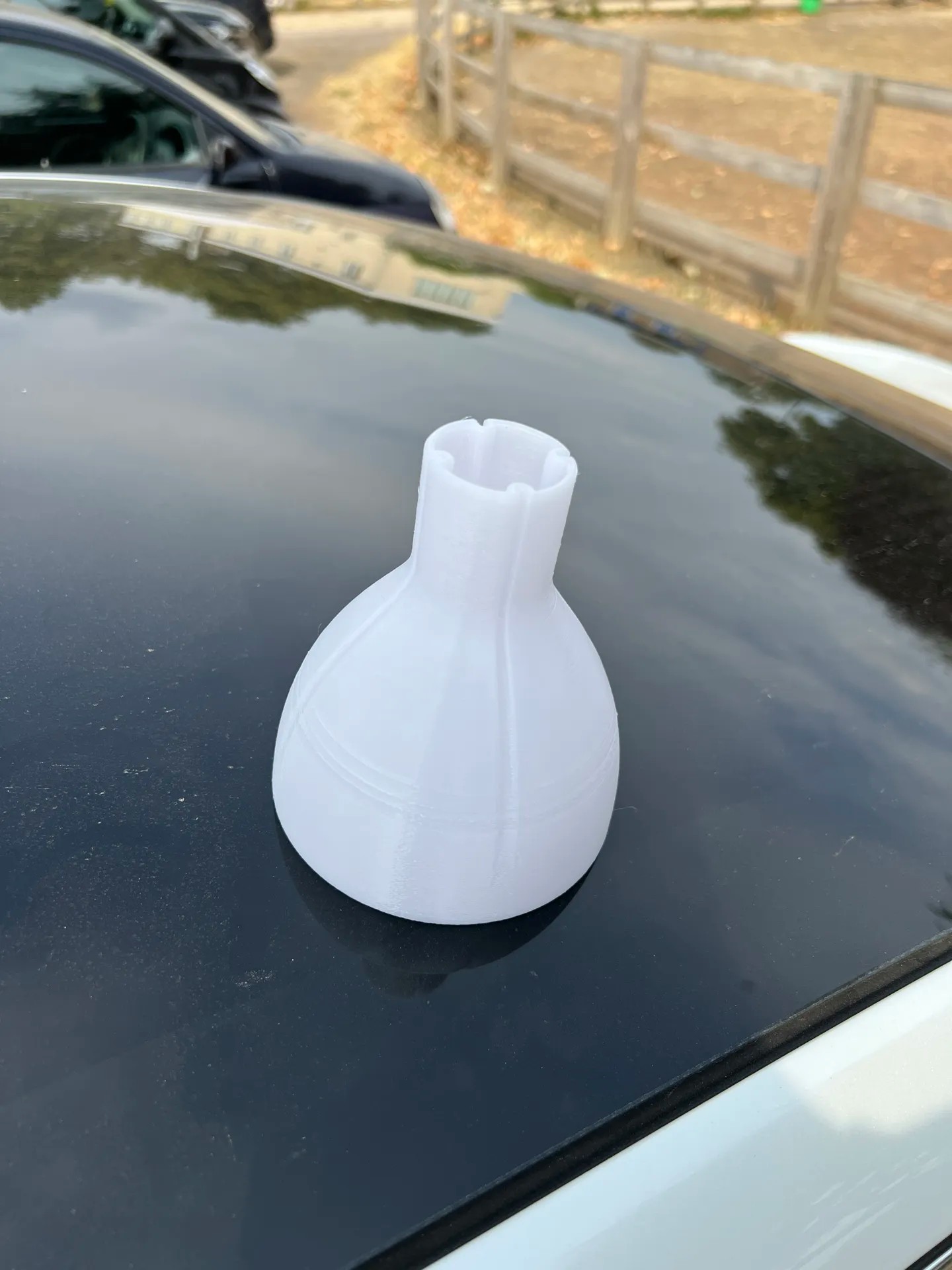 Tesla Model 3 & Y Ön Cam Yıkama Hunisi 