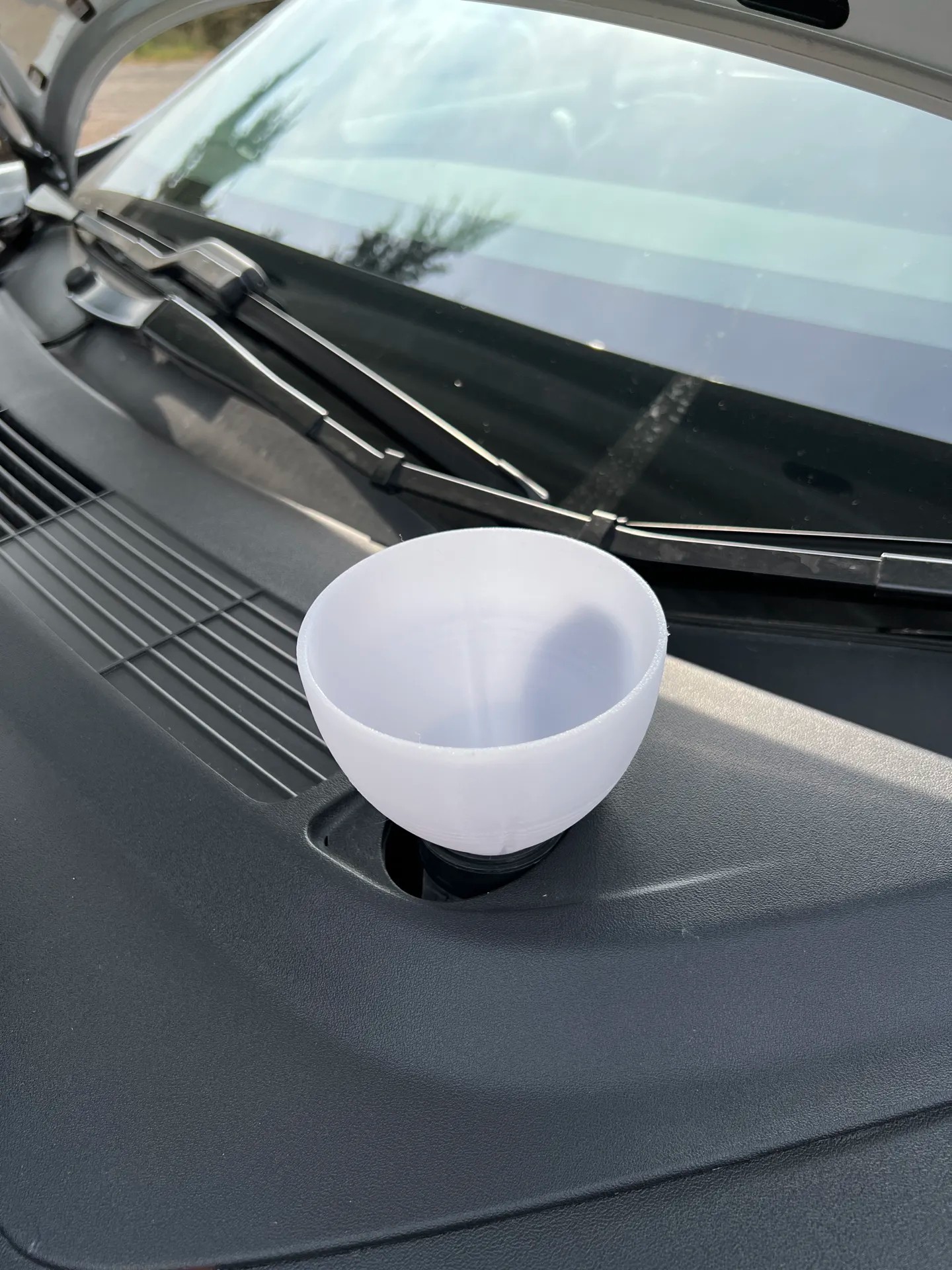 Tesla Model 3 & Y Ön Cam Yıkama Hunisi 