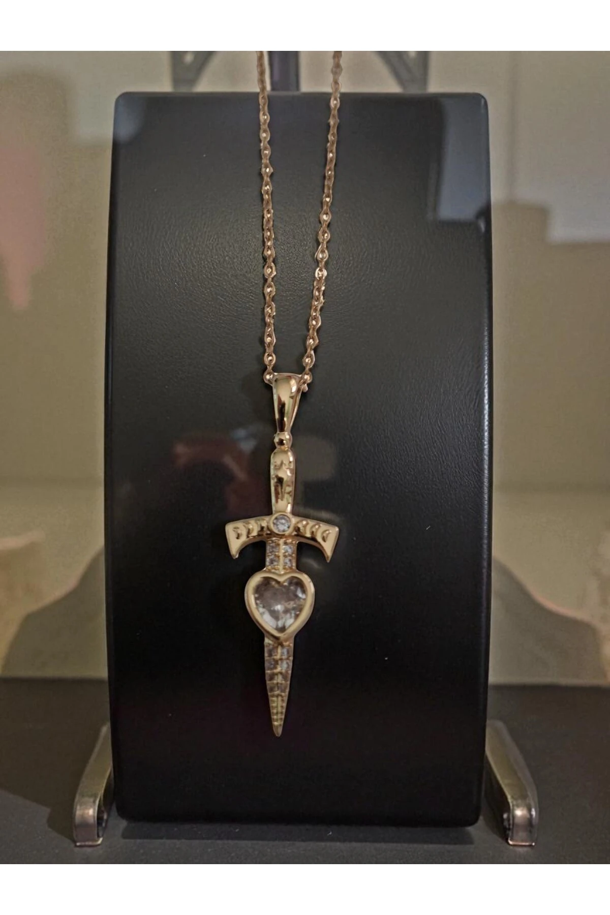 Altın Kaplama Kararmaz Kılıç ve Kalp Figürlü Çelik Kolye – Gücün ve Aşkın Simgesi