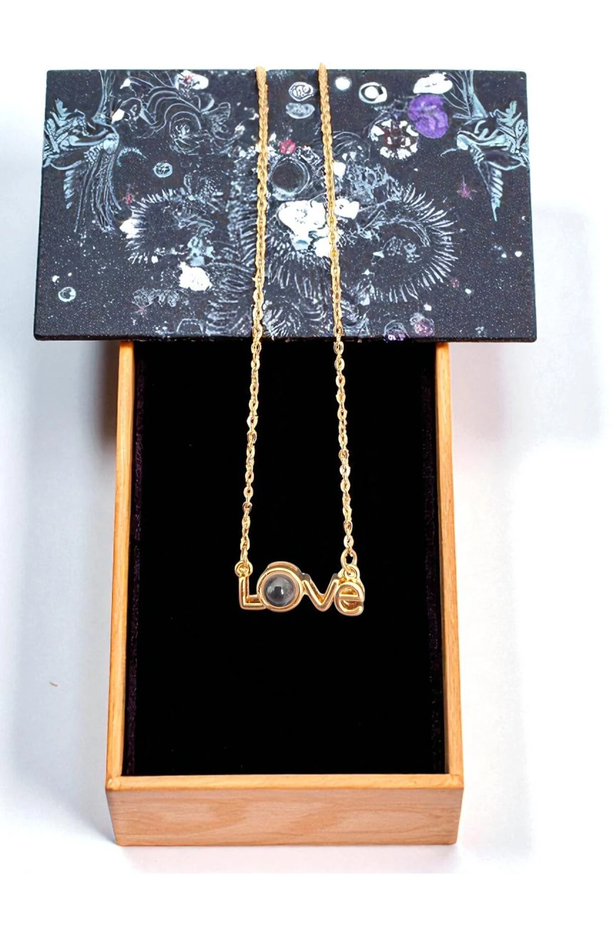 Love Yazılı Altın Kaplama Kararmaz Çelik Kolye – Zarif ve Modern Tasarım