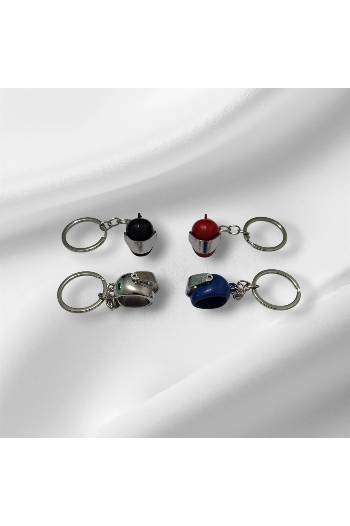 Motor Kaskı Anahtarlık – Renkli Metal Tasarımlı Motosiklet Aksesuarı