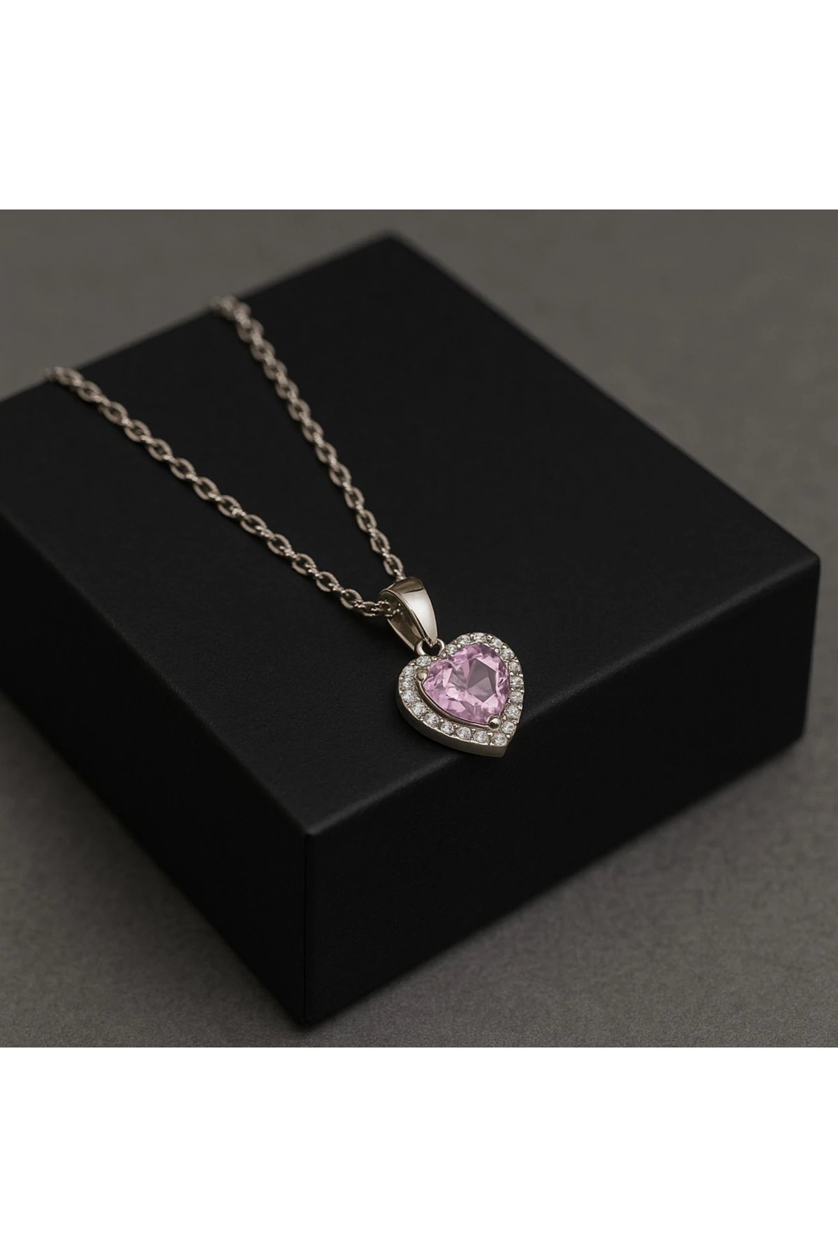 Gümüş Renk Çelik Kalpli Kolye – Pembe Zirkon Taşlı Zarif Model