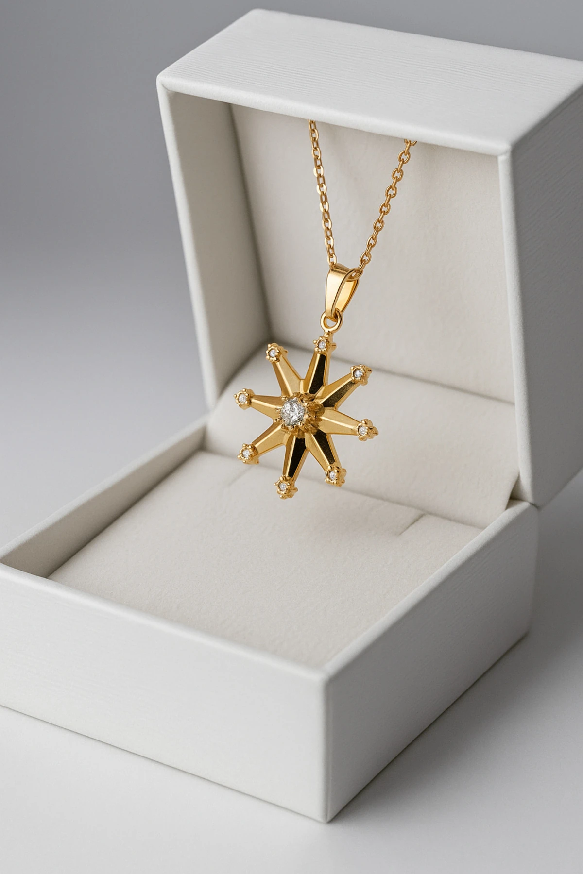 Yıldız Uçlu Taşlı Kolye – Altın Kaplama Kararmaz Çelik Zarafeti