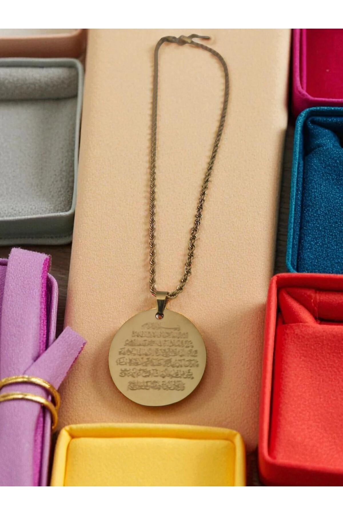 Altın Kaplama Kararmaz Ayetel Kürsi Çelik Kolye – Manevi Gücün Işıltısı