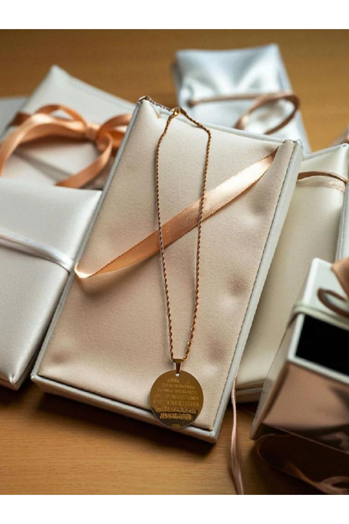 Altın Kaplama Kararmaz Ayetel Kürsi Çelik Kolye – Manevi Gücün Işıltısı