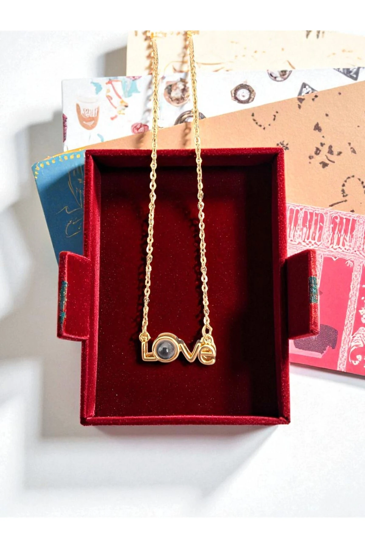 Love Yazılı Altın Kaplama Kararmaz Çelik Kolye – Zarif ve Modern Tasarım