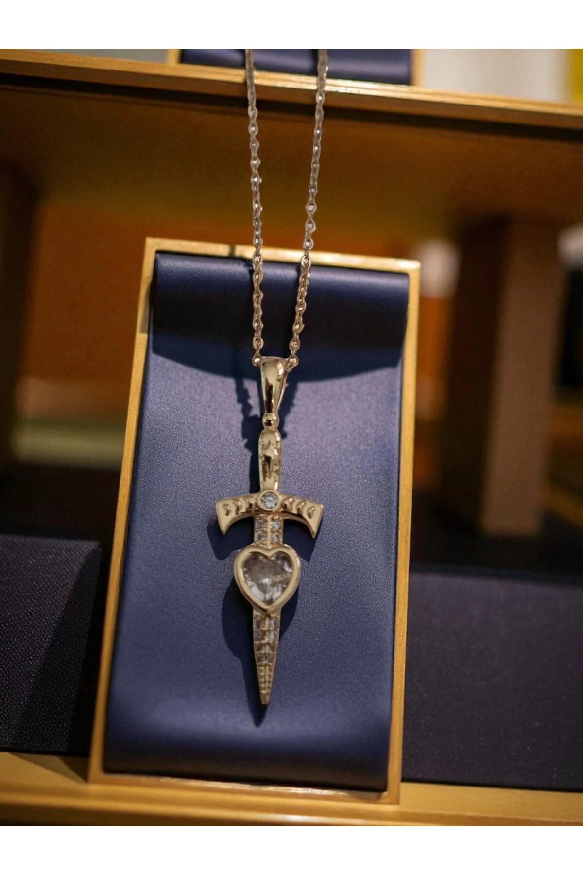 Altın Kaplama Kararmaz Kılıç ve Kalp Figürlü Çelik Kolye – Gücün ve Aşkın Simgesi