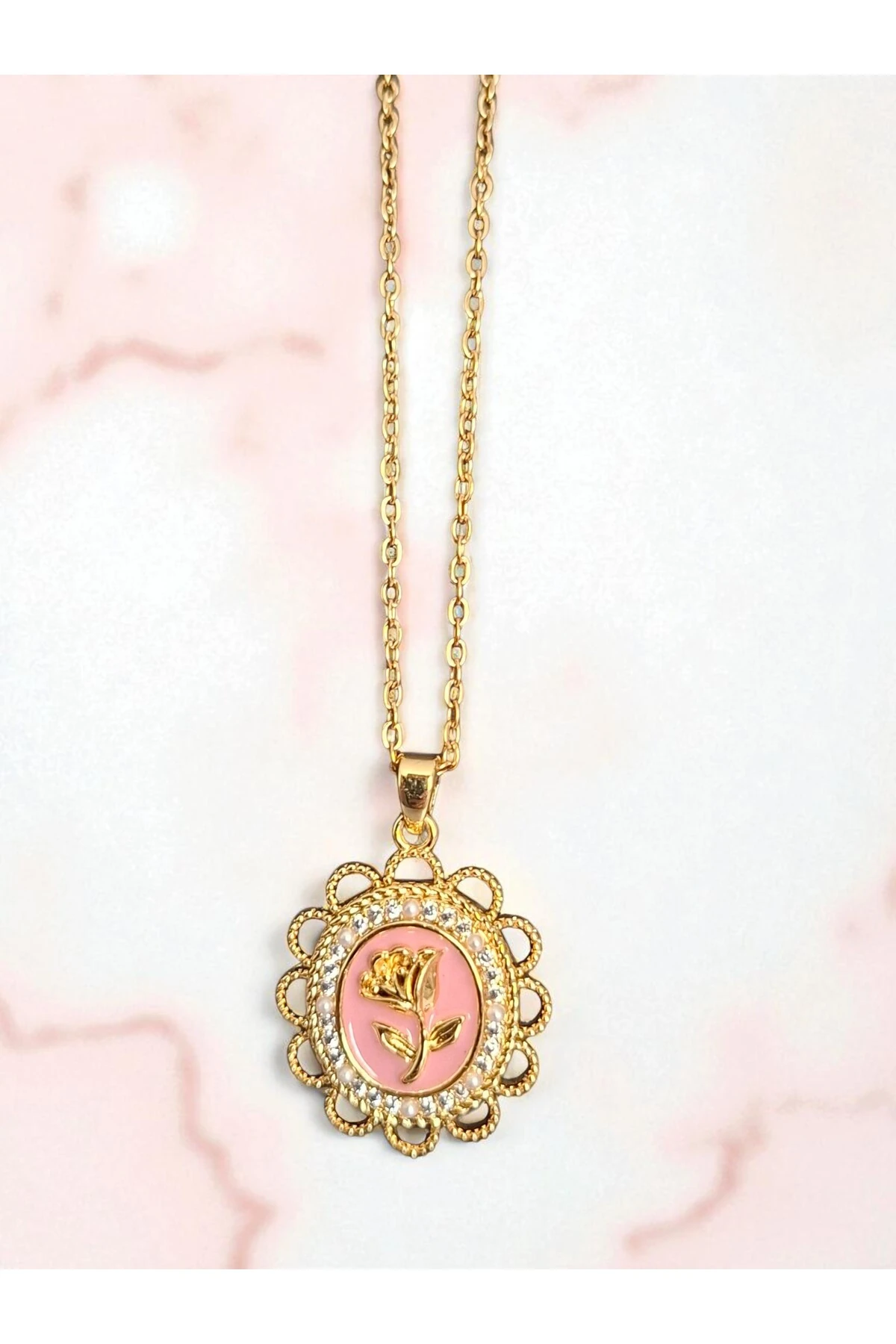 Altın Kaplama Beyaz Mineli Çelik Gül Kolye – Zarif Dokunuş