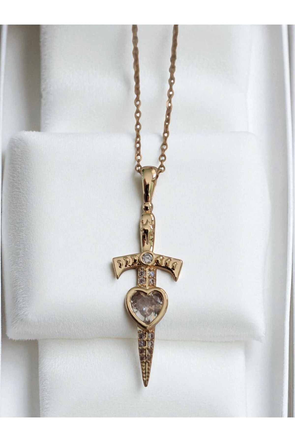 Altın Kaplama Kararmaz Kılıç ve Kalp Figürlü Çelik Kolye – Gücün ve Aşkın Simgesi