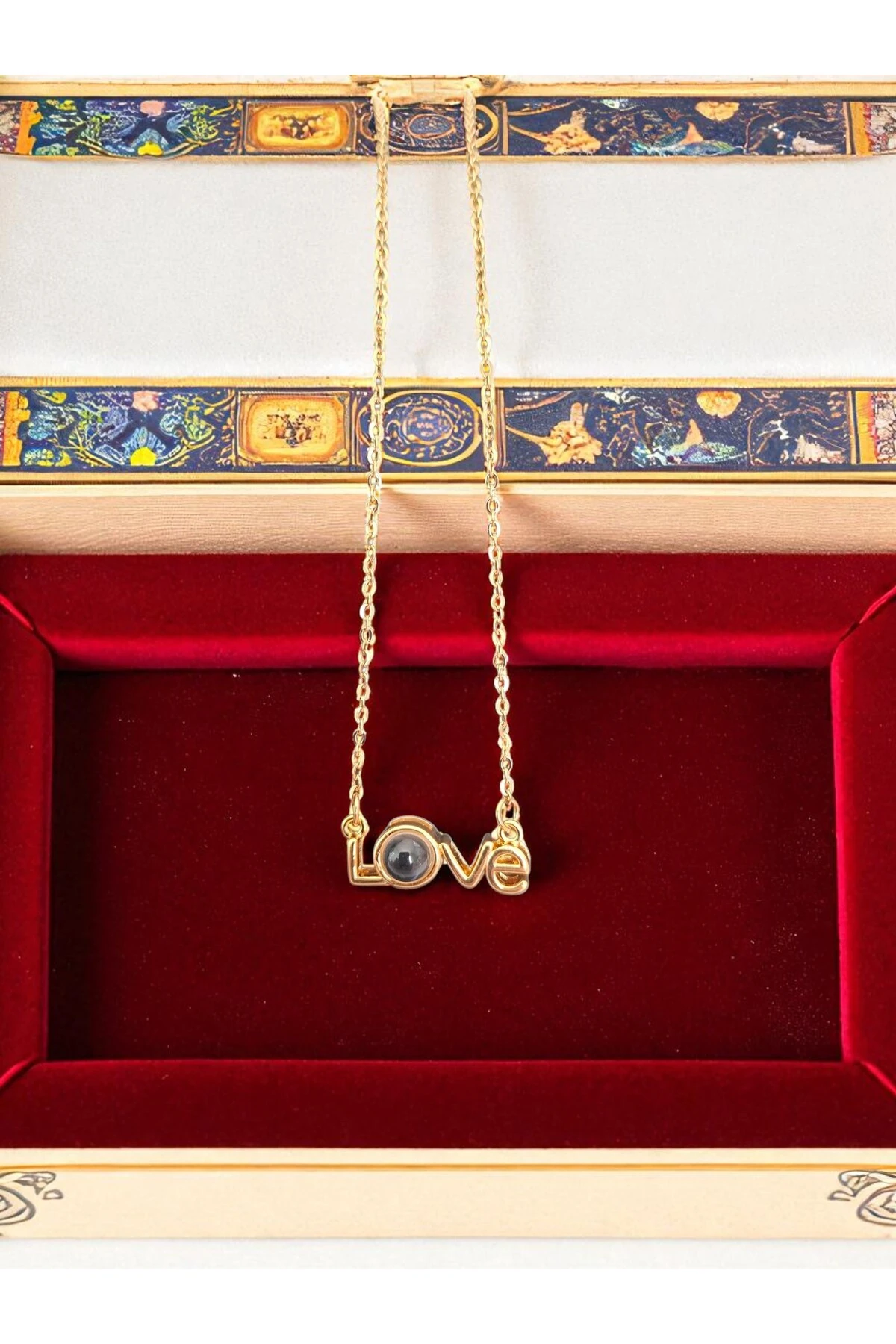 Love Yazılı Altın Kaplama Kararmaz Çelik Kolye – Zarif ve Modern Tasarım