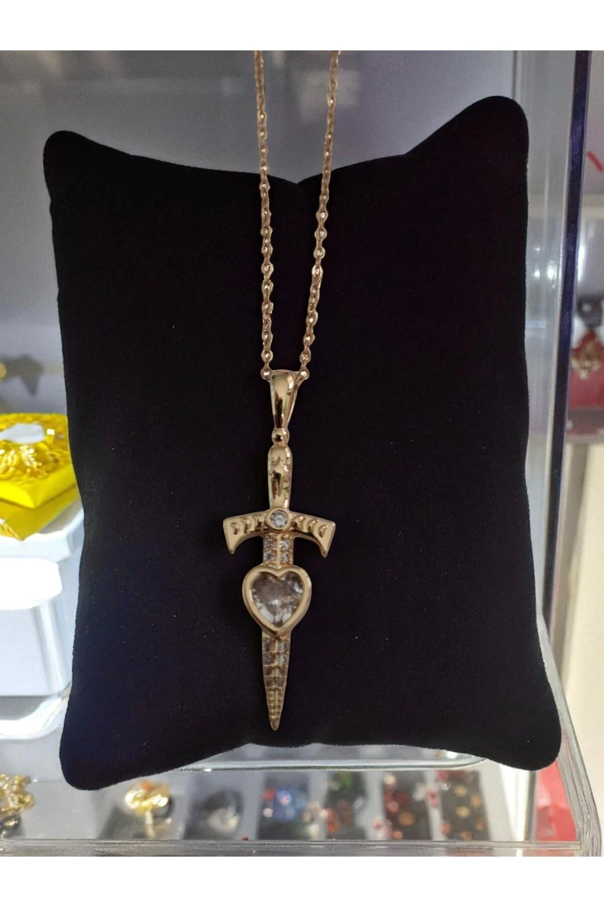 Altın Kaplama Kararmaz Kılıç ve Kalp Figürlü Çelik Kolye – Gücün ve Aşkın Simgesi