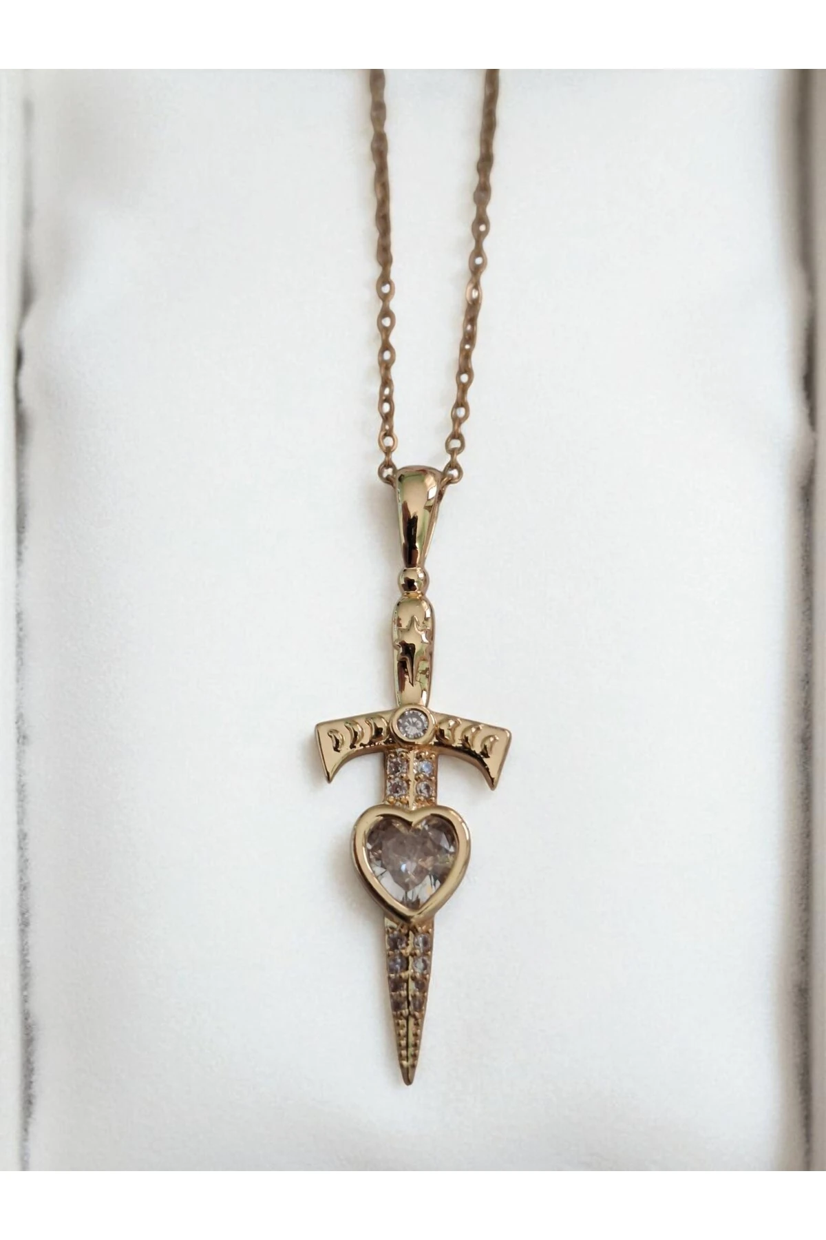 Altın Kaplama Kararmaz Kılıç ve Kalp Figürlü Çelik Kolye – Gücün ve Aşkın Simgesi