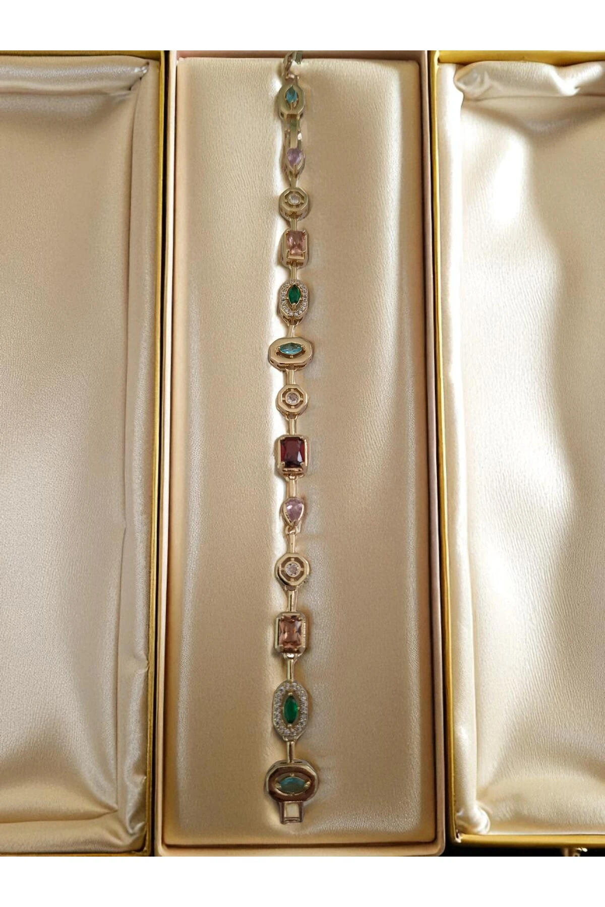 Parlak Zirkon Detaylı Altın Kaplama Çelik Bileklik – Zarafetin Simgesi