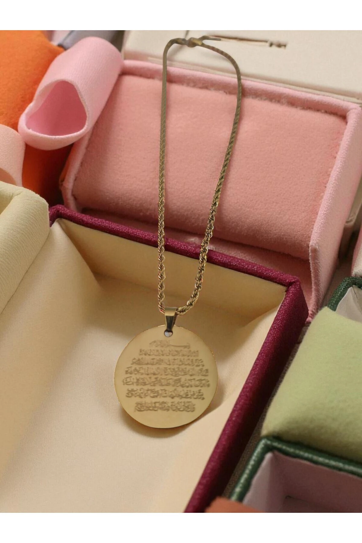 Altın Kaplama Kararmaz Ayetel Kürsi Çelik Kolye – Manevi Gücün Işıltısı
