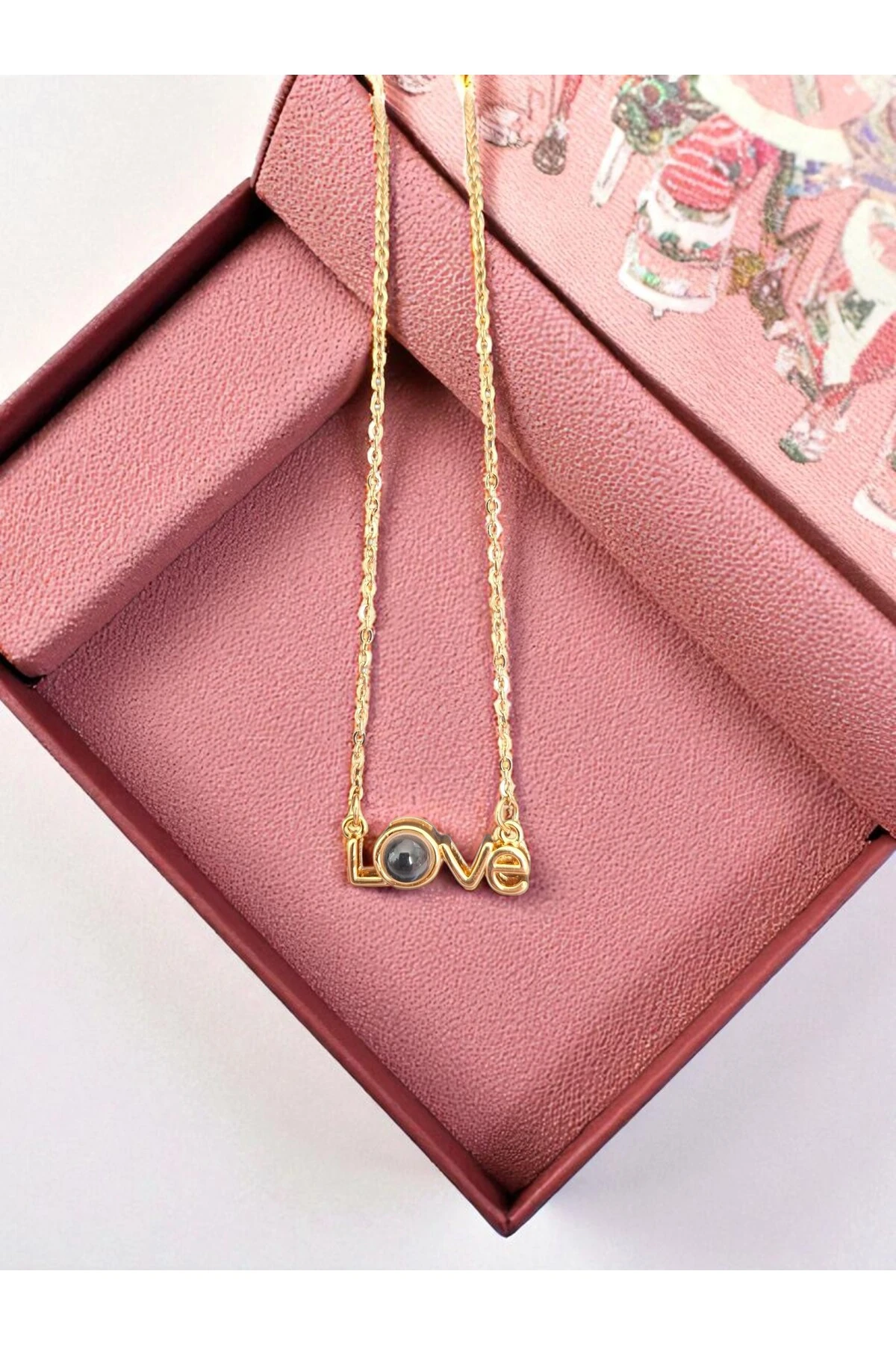 Love Yazılı Altın Kaplama Kararmaz Çelik Kolye – Zarif ve Modern Tasarım