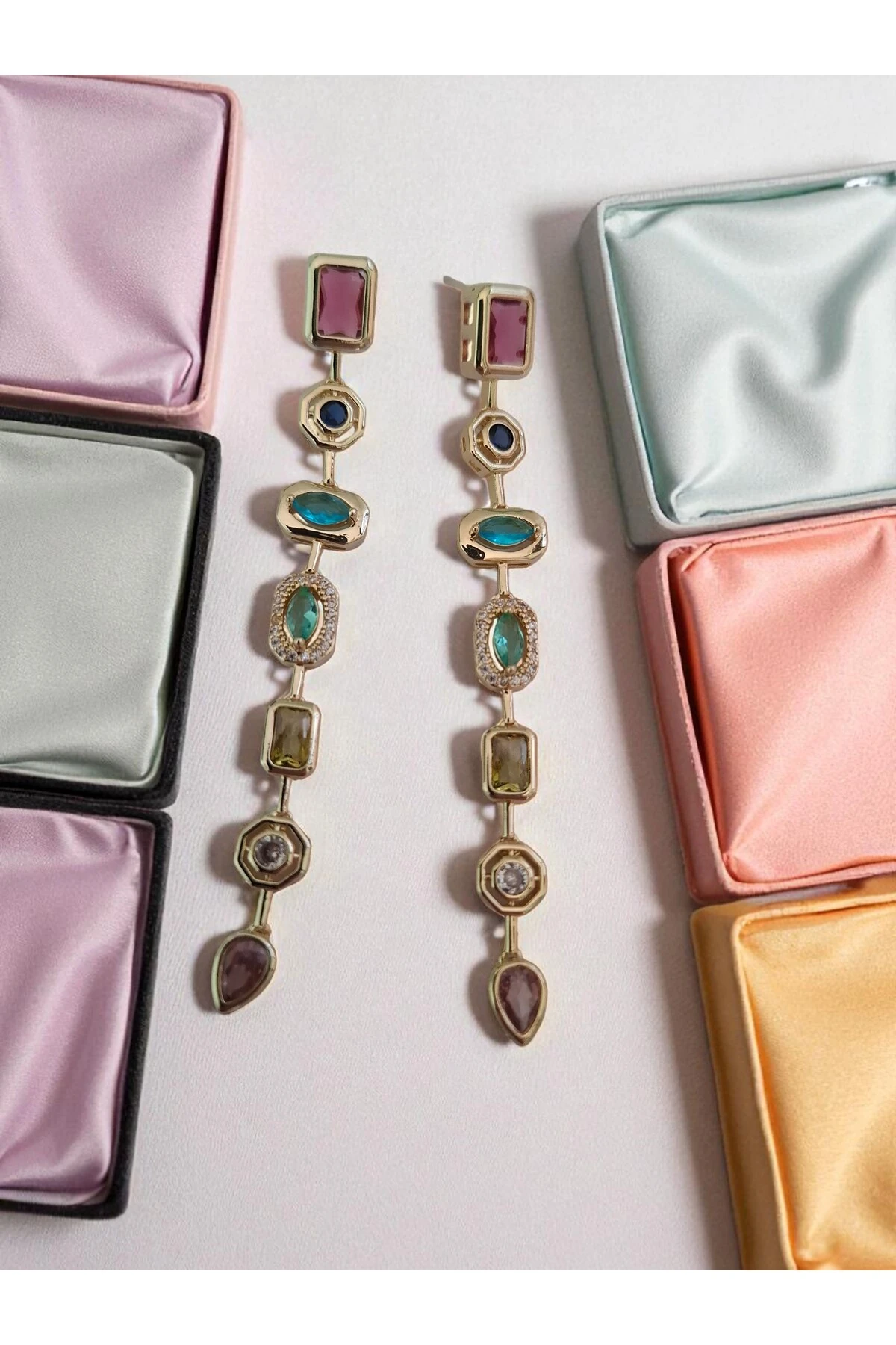 Zirkon Taşlı Altın Kaplama Çelik Sallanan Küpe – Işıltılı ve Zarif Tasarım