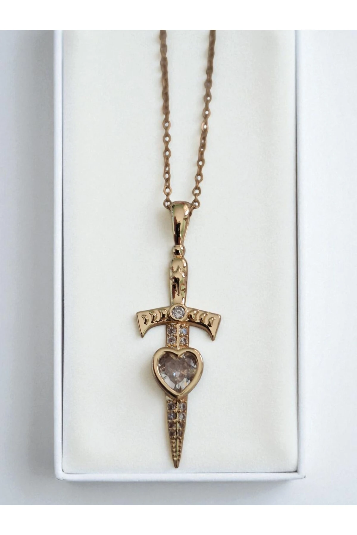 Altın Kaplama Kararmaz Kılıç ve Kalp Figürlü Çelik Kolye – Gücün ve Aşkın Simgesi