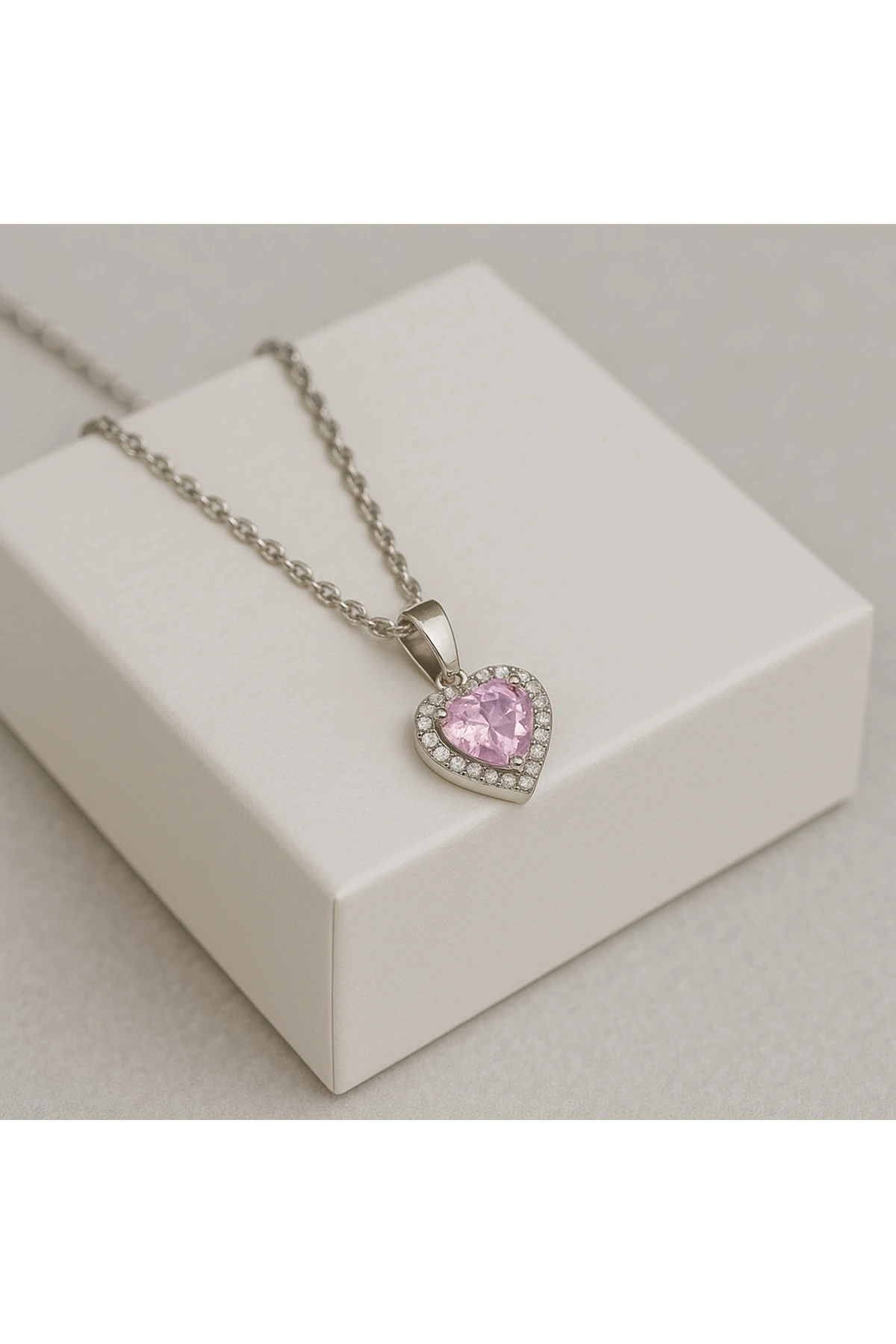 Gümüş Renk Çelik Kalpli Kolye – Pembe Zirkon Taşlı Zarif Model