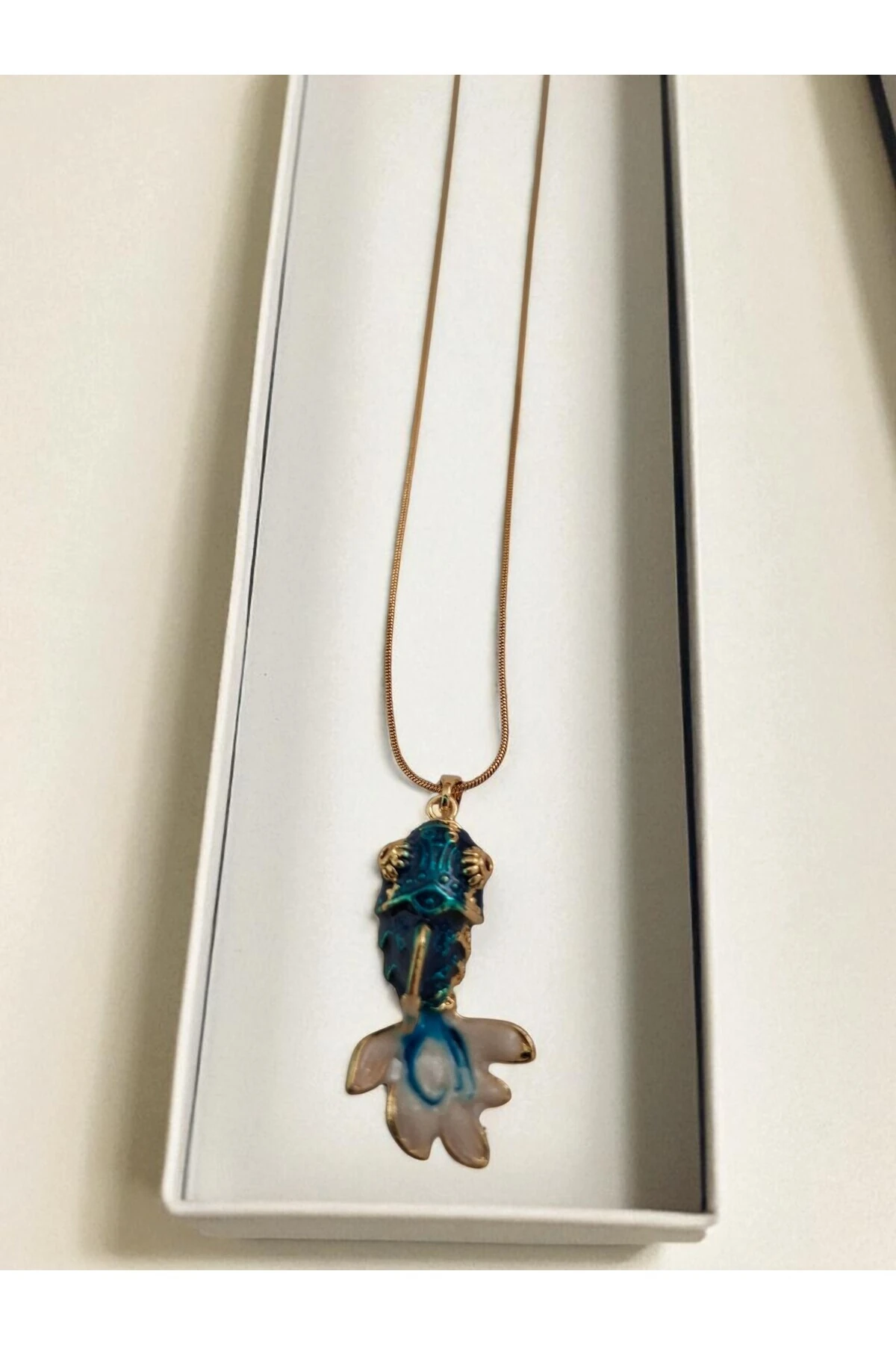 Yeşil / Mavi Renkli Balık Figürlü Kolye – Altın Kaplama Kararmaz Çelik Zarafeti