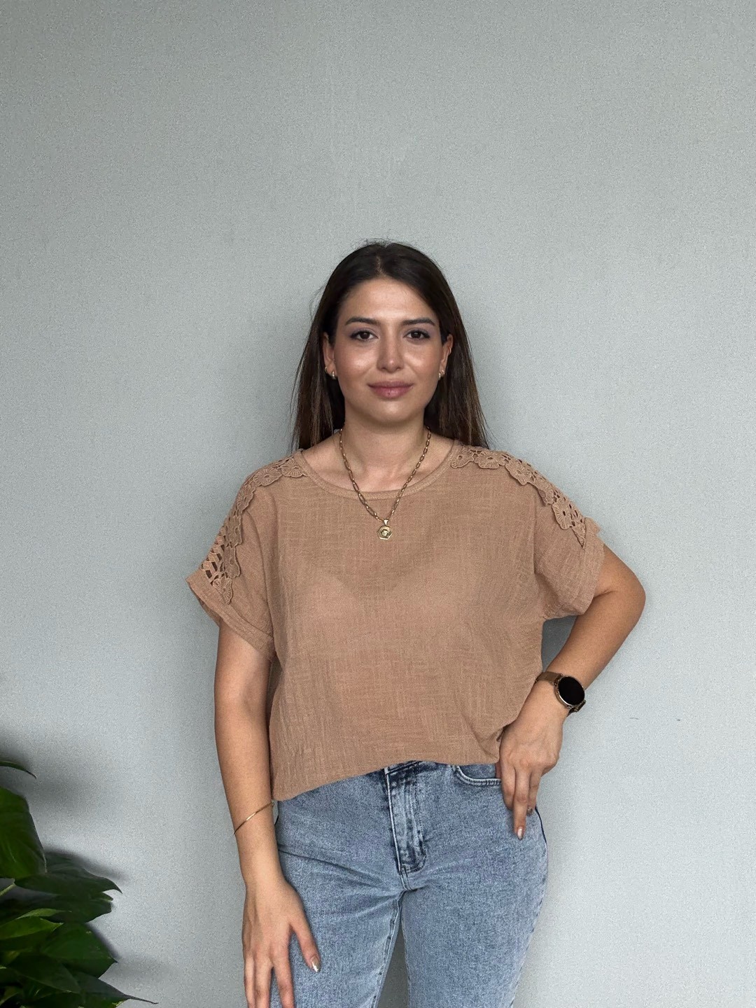 Keten Omuz Detay Bej Tshirt Kolye Hediyeli