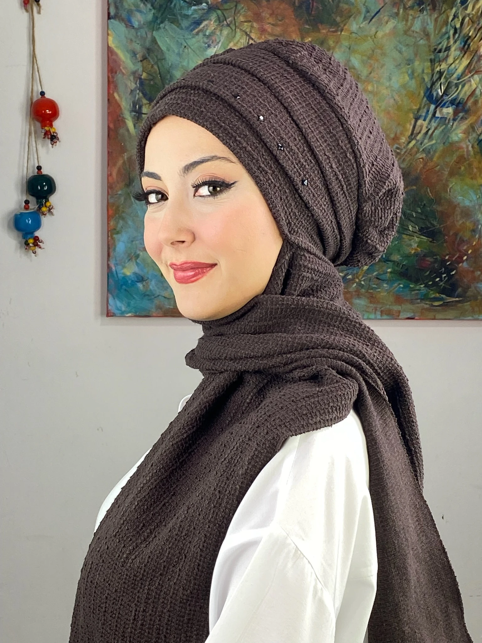 SİYAH KARE TAŞ DETAYLI BERE - koyu kahverengi̇