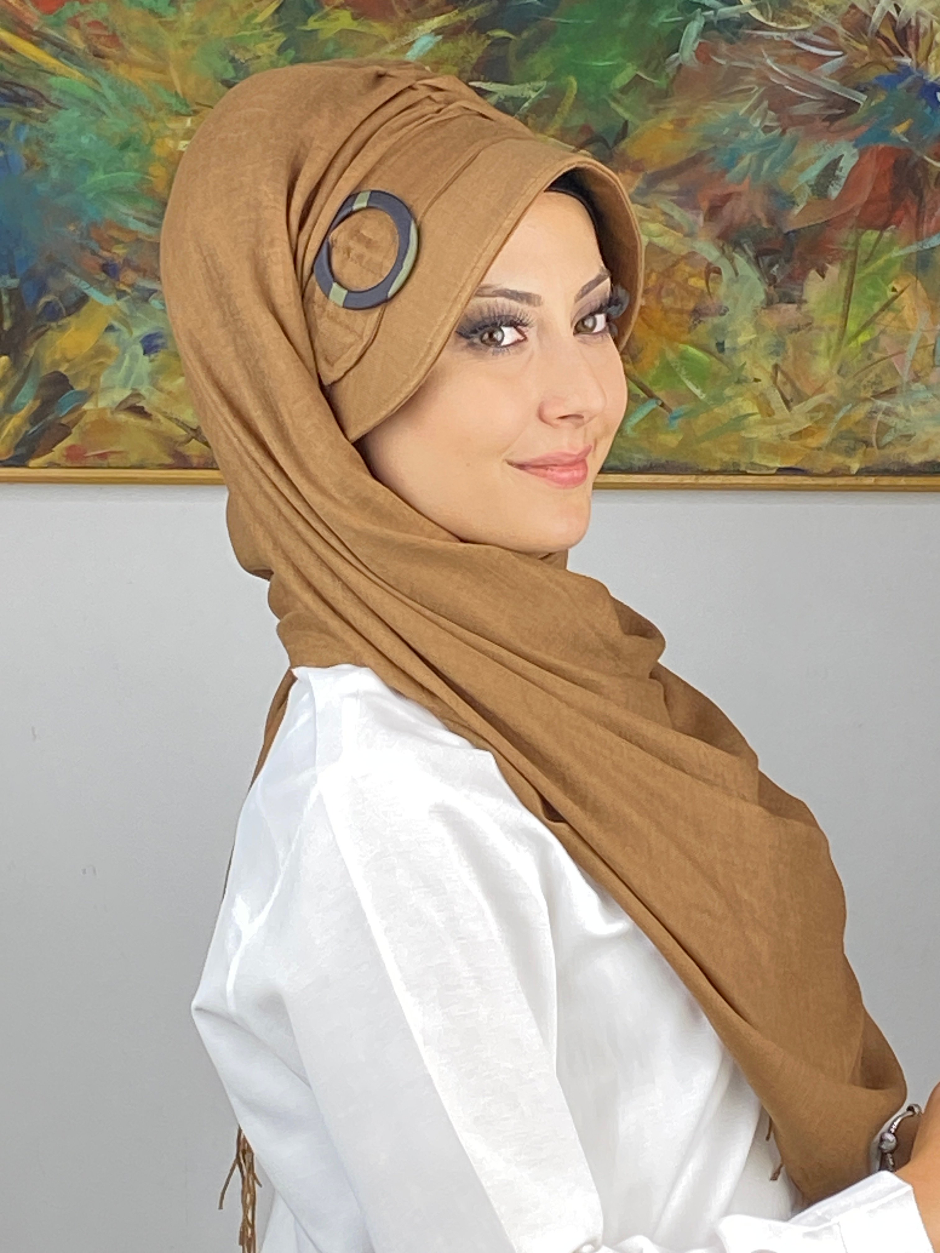 Açık Sepya Renkli Tokalı Siperli Şapka Şal
