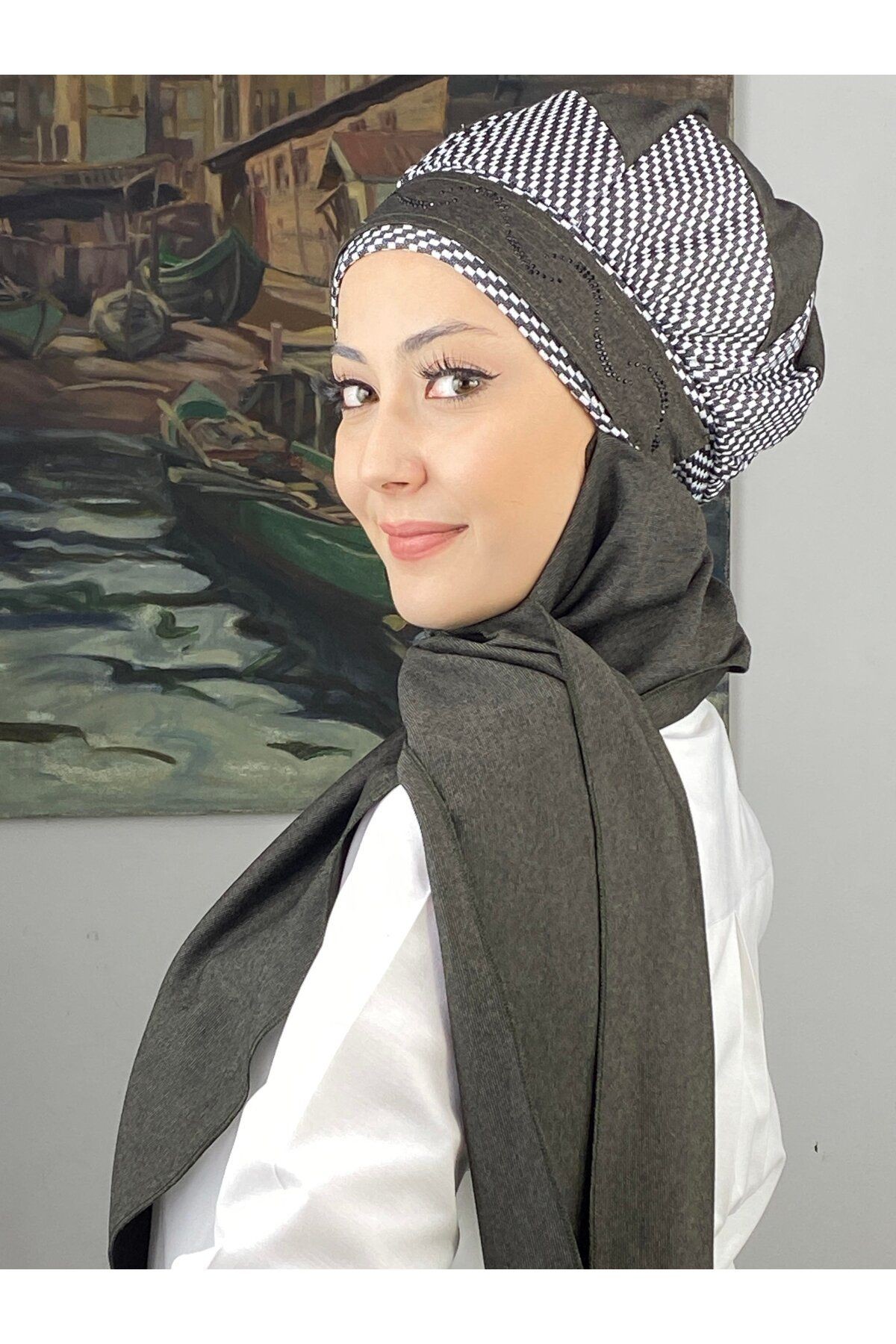 Çarkıfelek Model Taşlı Kemerli Gri Beyaz Zigzag Desen Koyu Gri Atkılı Bere