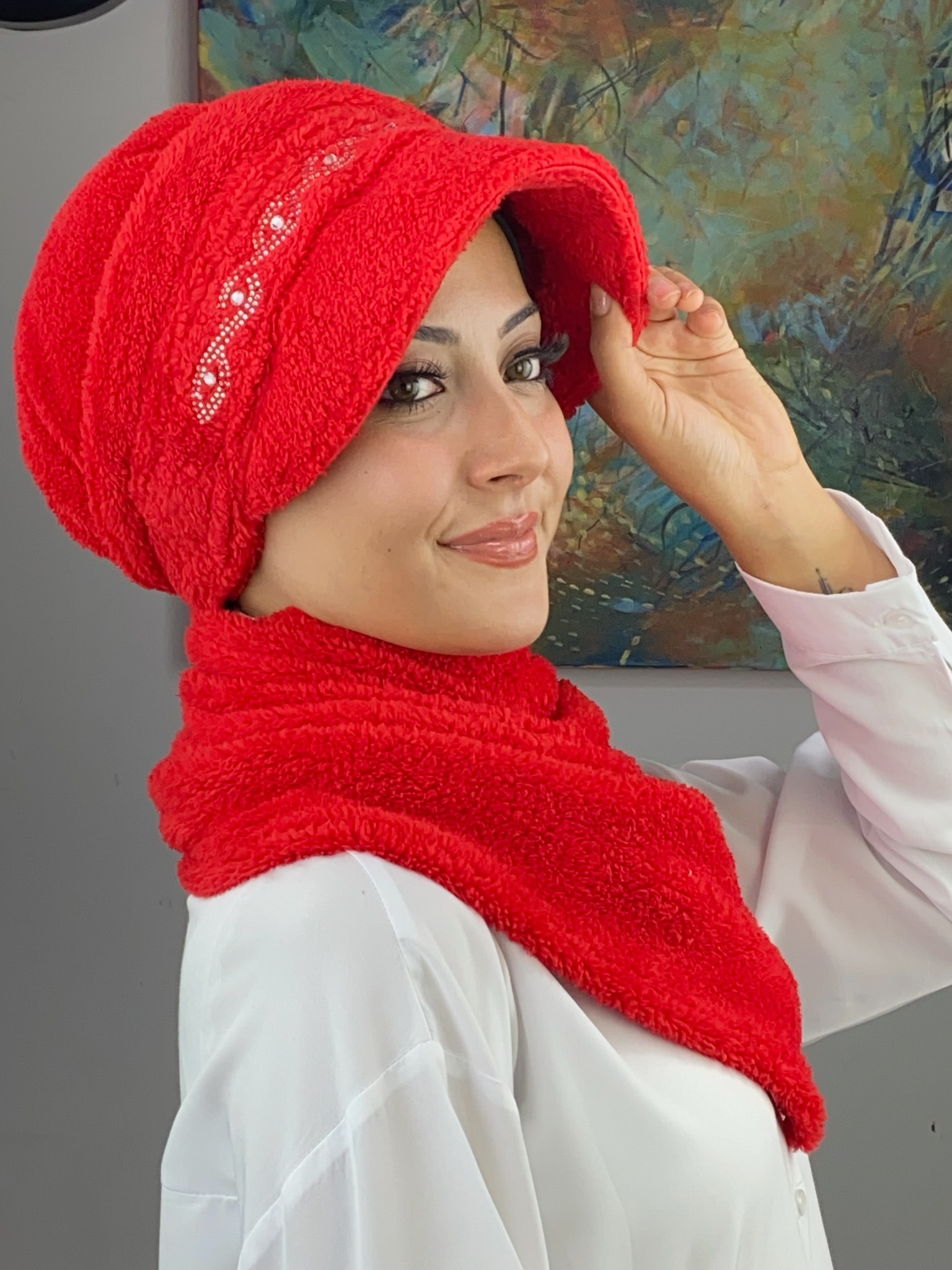 PELUŞ KARE TAŞ DETAYLI ŞAPKA 