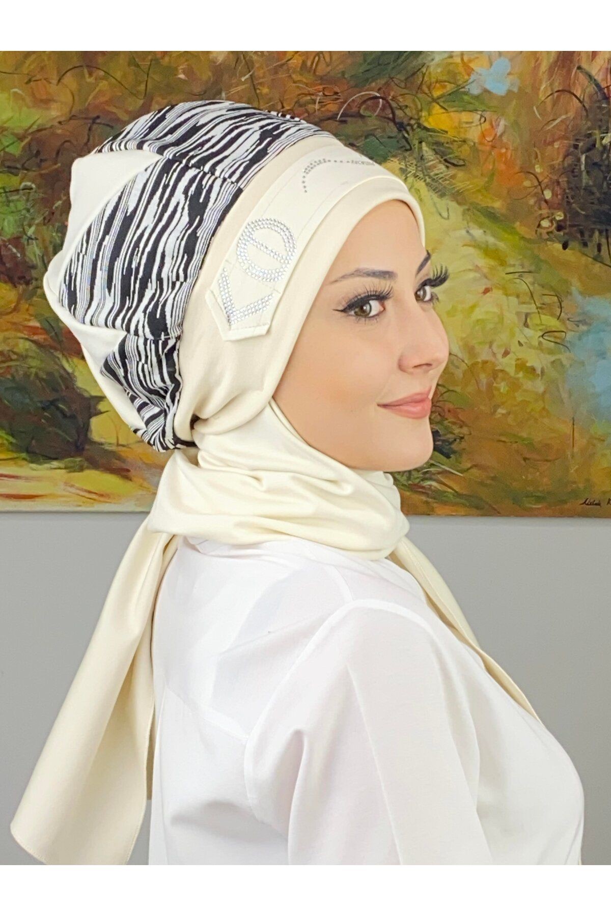 Çarkıfelek Model Çizgili Kemer Desenli Taşlı Krem Atkılı Bere