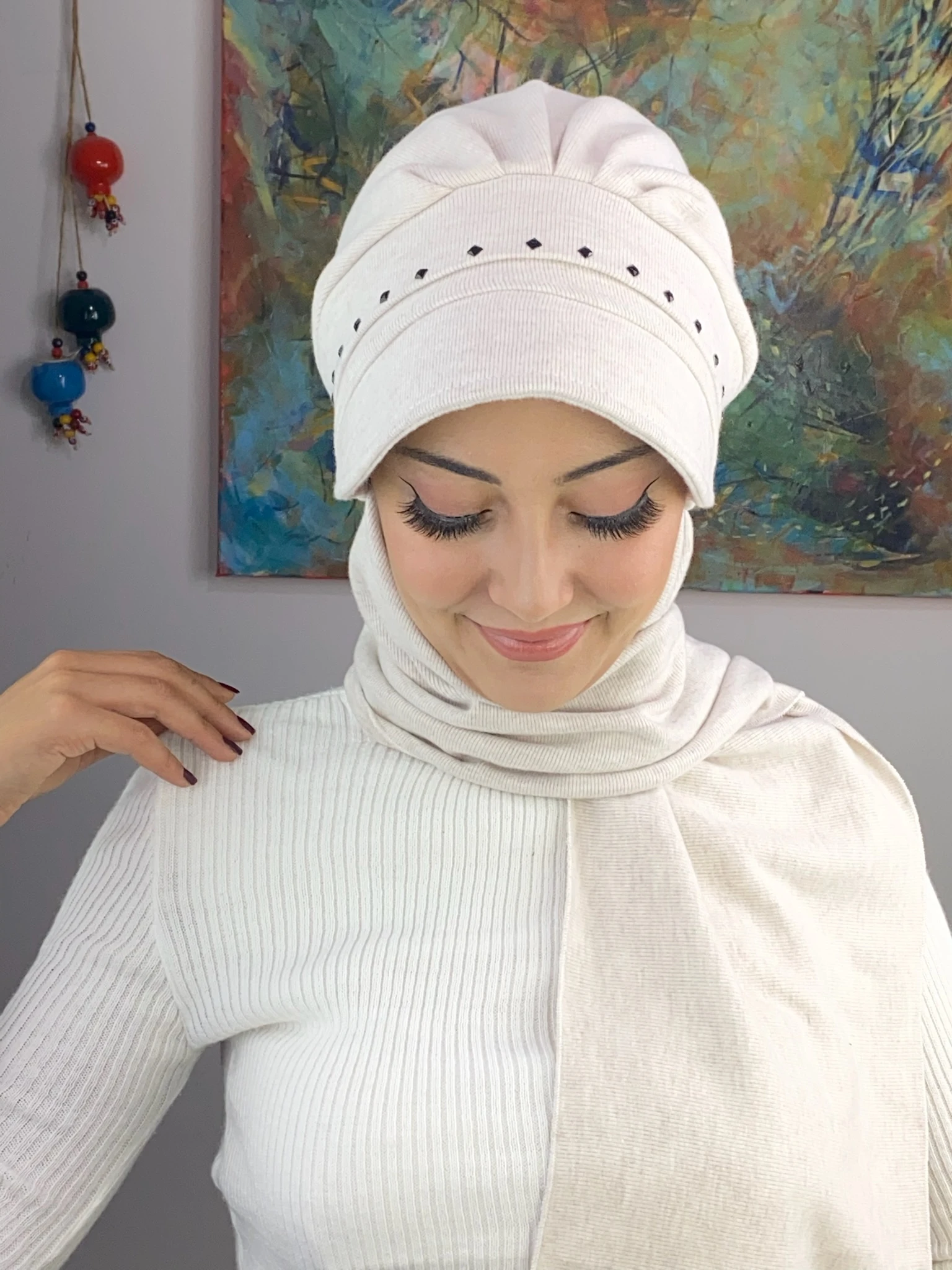 KARE SİYAH  TAŞ DETAYLI ŞAPKA - açık bej