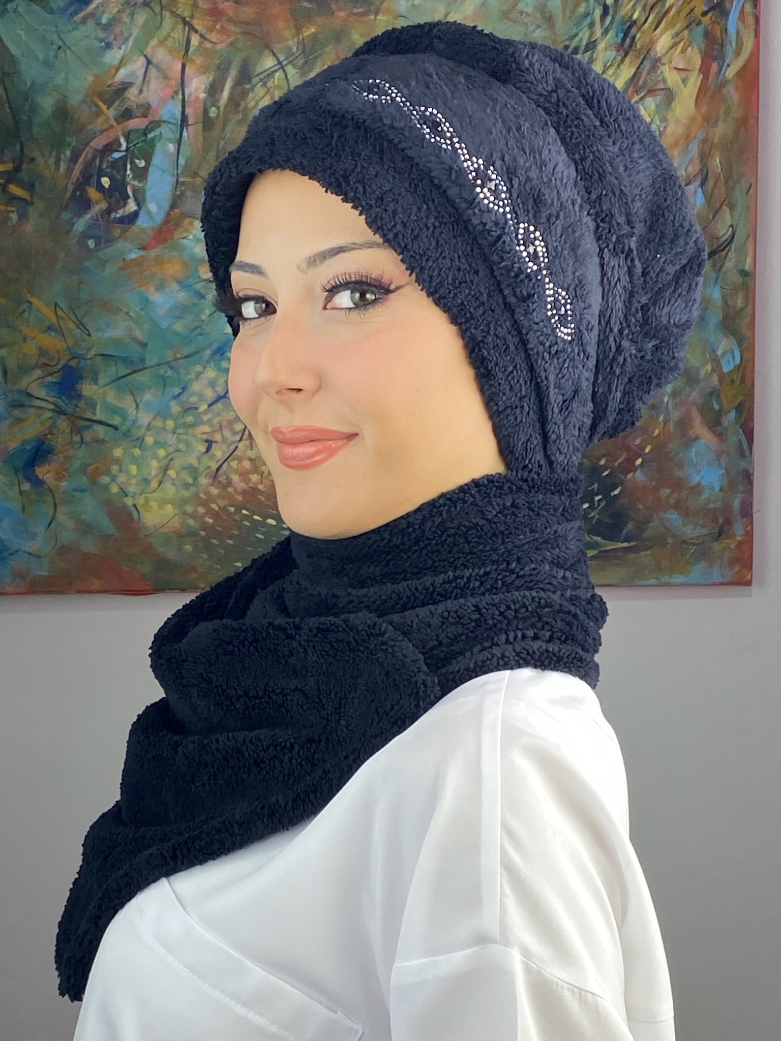 PELYUŞ SİYAH KARE TAŞ DETAYLI BERE 