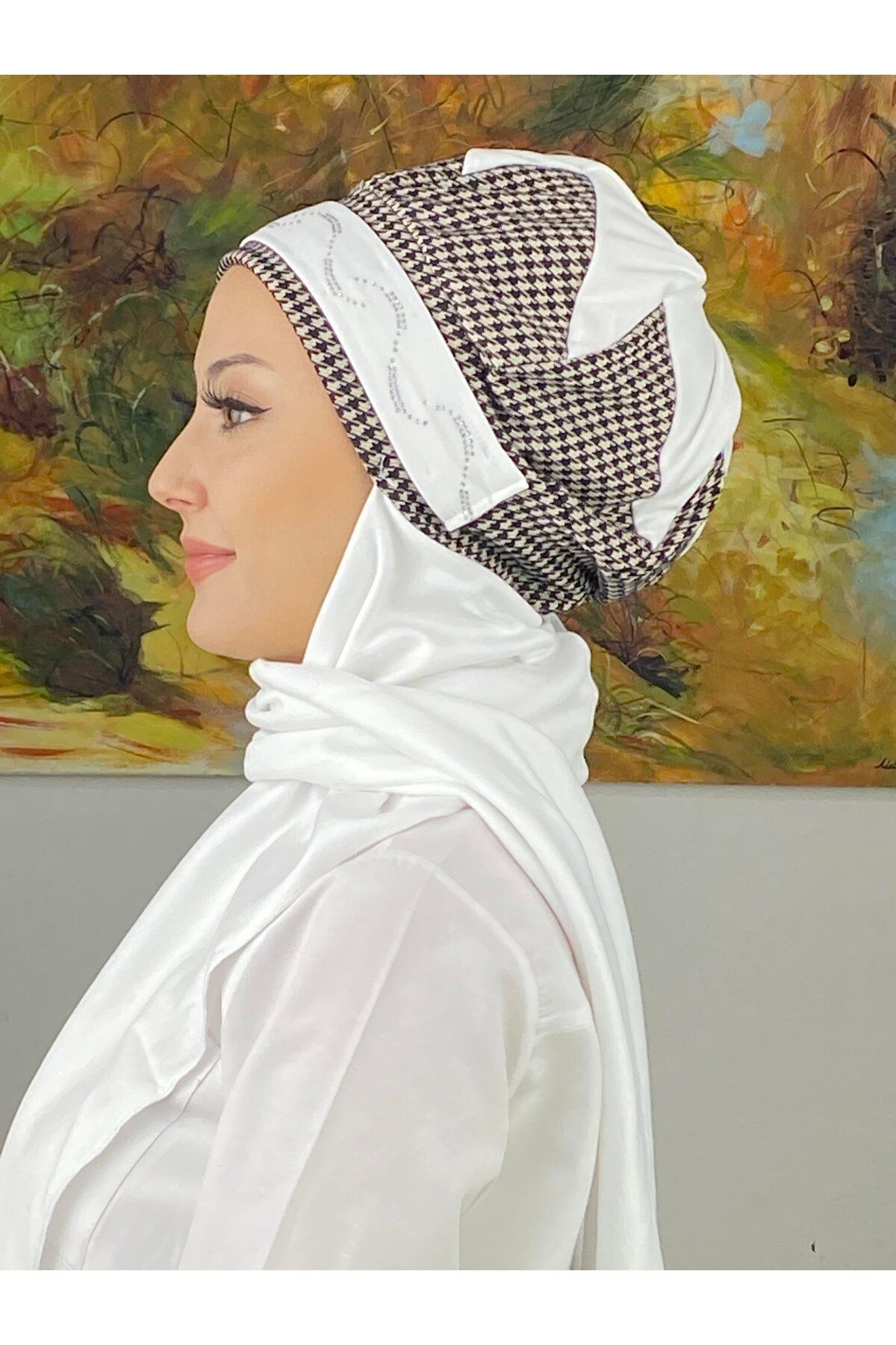 Çarkıfelek Model Kazayaklı Kemer Desenli Taşlı Beyaz Atkılı Bere